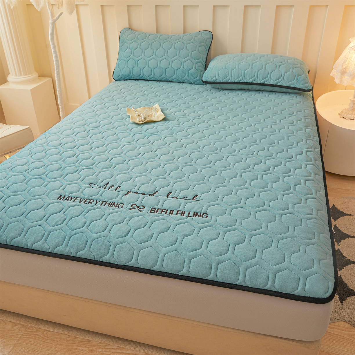 91家纺网 家纺一手货源 找家纺 恒爱家纺 2025新款牛奶绒绗绣绣花床笠 浅蓝