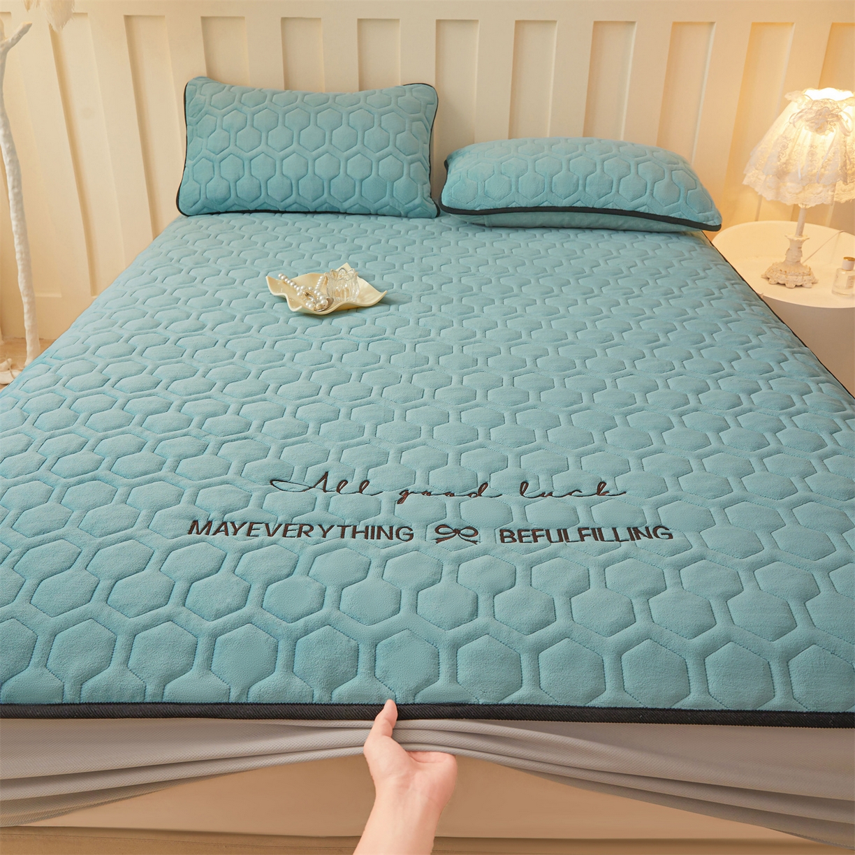 91家纺网 家纺一手货源 找家纺 恒爱家纺 2025新款牛奶绒绗绣绣花床笠 浅蓝