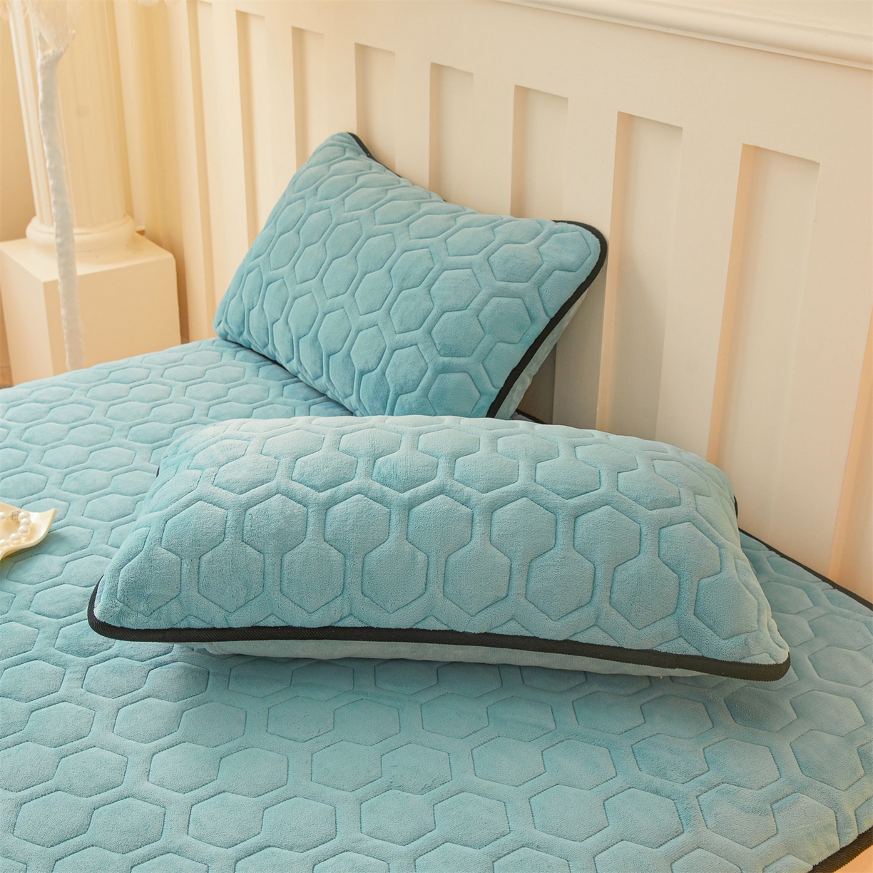 91家纺网 家纺一手货源 找家纺 恒爱家纺 2025新款牛奶绒绗绣绣花床笠 浅蓝