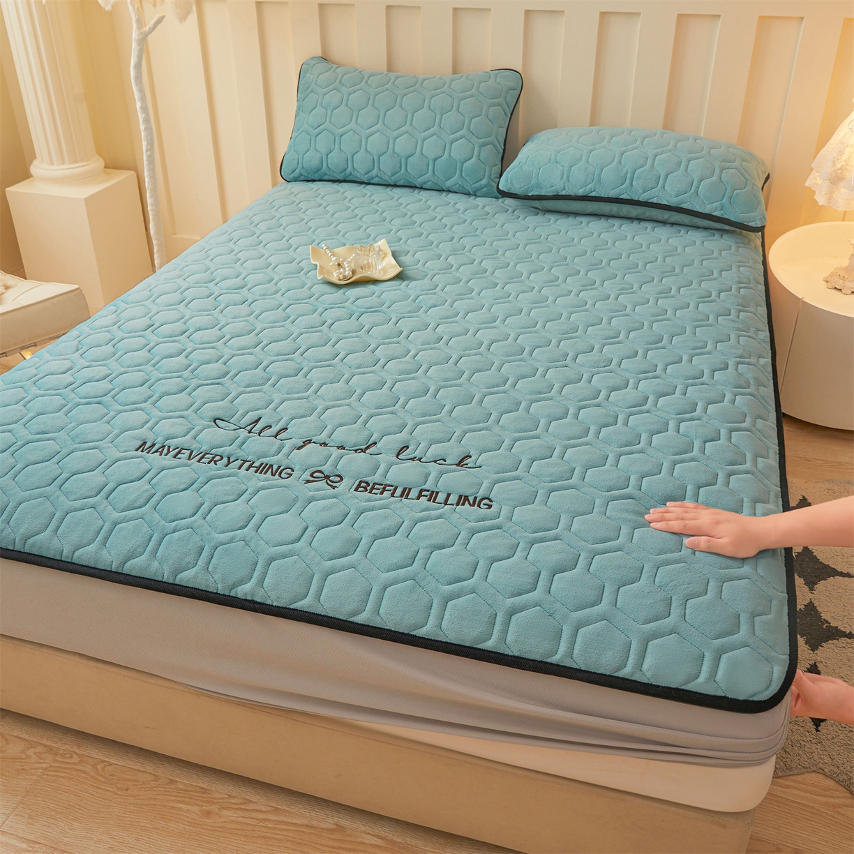 91家纺网 家纺一手货源 找家纺 恒爱家纺 2025新款牛奶绒绗绣绣花床笠 浅蓝