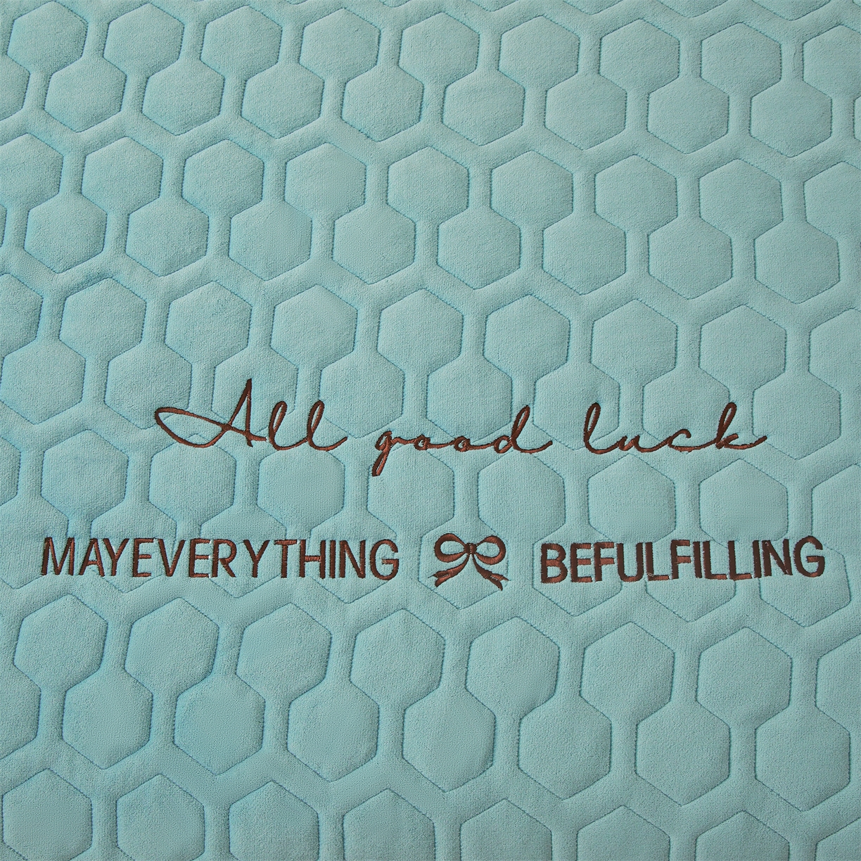 91家纺网 家纺一手货源 找家纺 恒爱家纺 2025新款牛奶绒绗绣绣花床笠 浅蓝