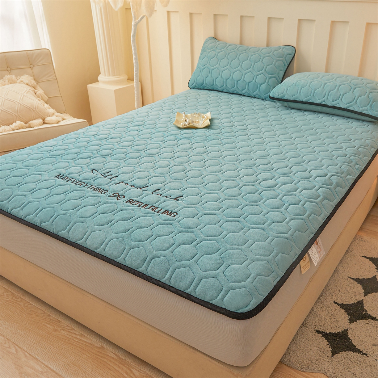 91家纺网 家纺一手货源 找家纺 恒爱家纺 2025新款牛奶绒绗绣绣花床笠 浅蓝