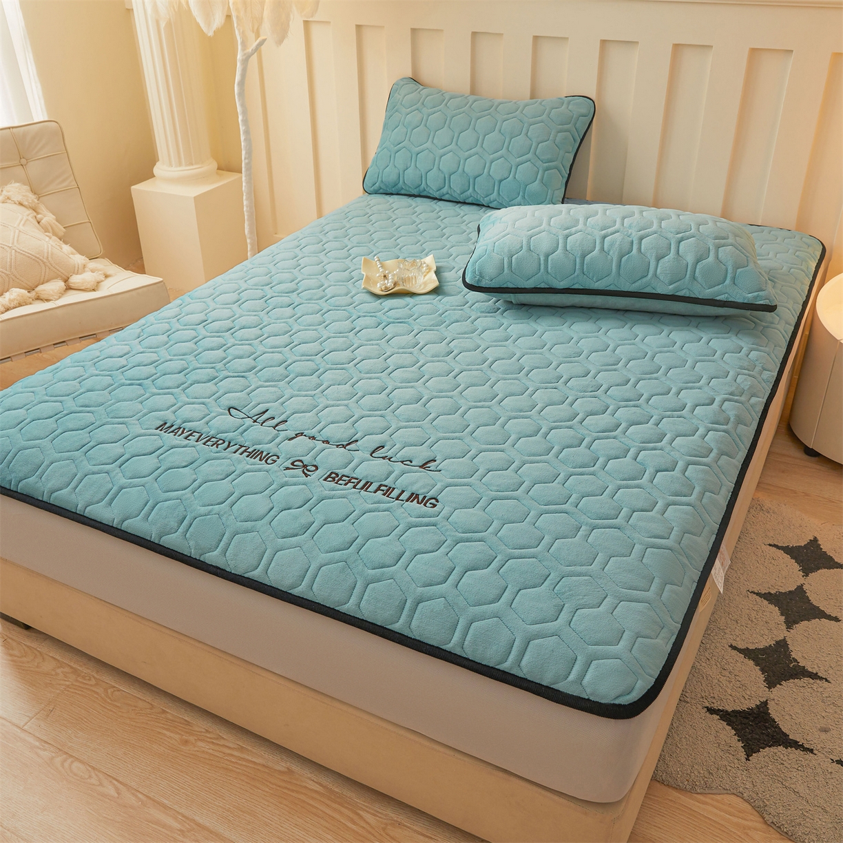 91家纺网 家纺一手货源 找家纺 恒爱家纺 2025新款牛奶绒绗绣绣花床笠 浅蓝