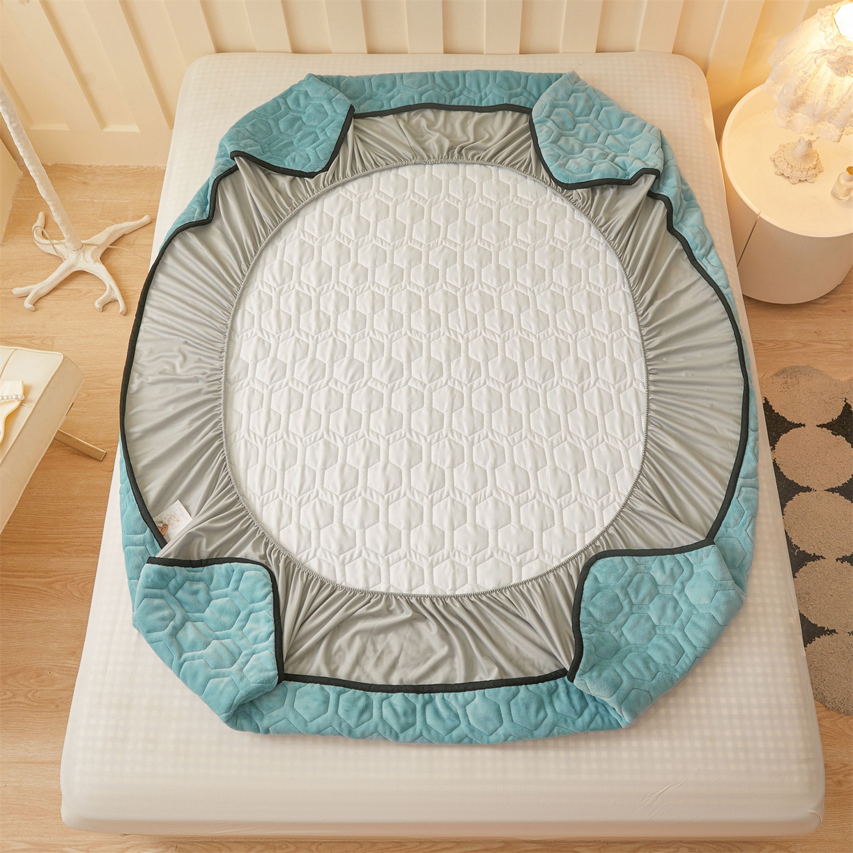 91家纺网 家纺一手货源 找家纺 恒爱家纺 2025新款牛奶绒绗绣绣花床笠 浅蓝