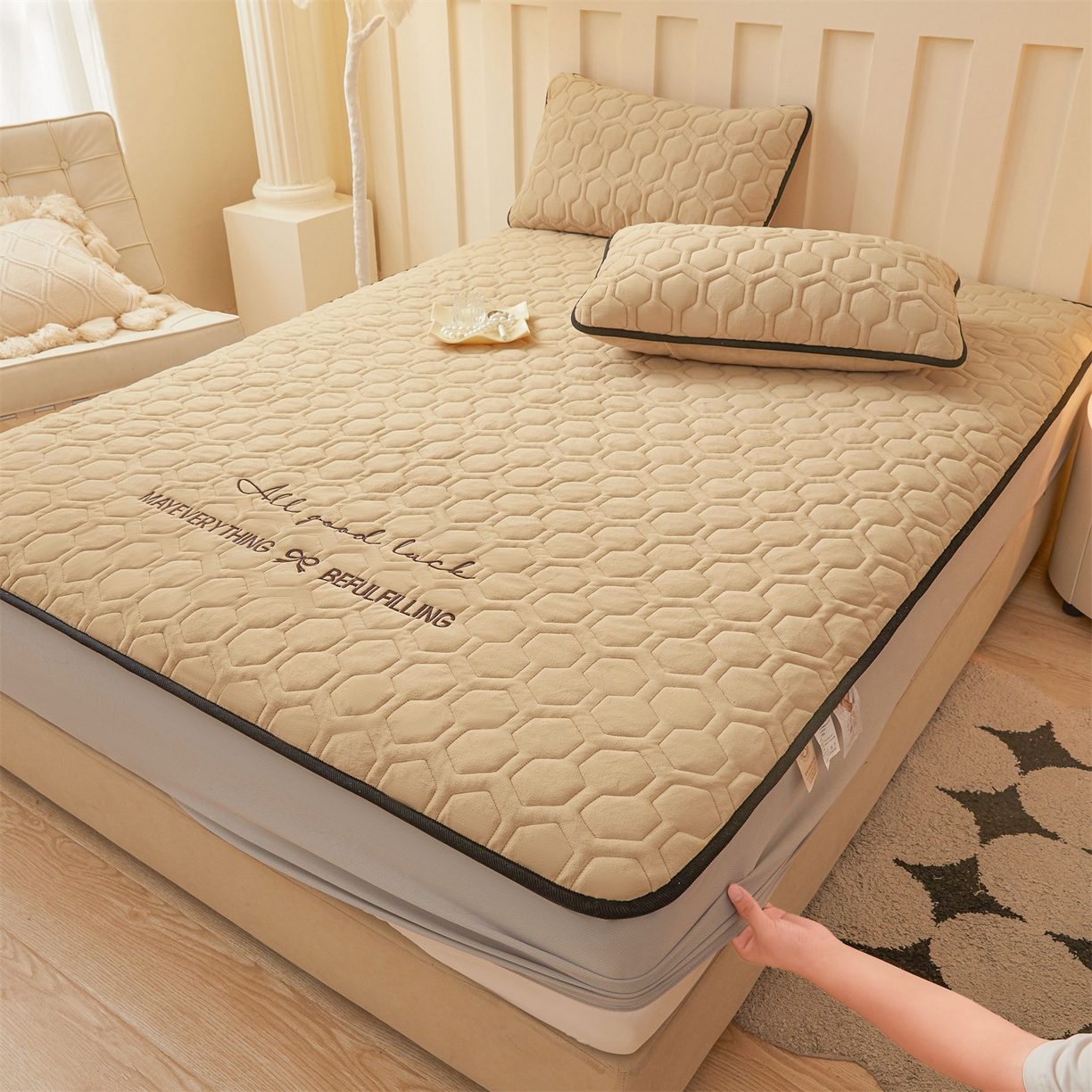 91家纺网 家纺一手货源 找家纺 恒爱家纺 2025新款牛奶绒绗绣绣花床笠 驼色