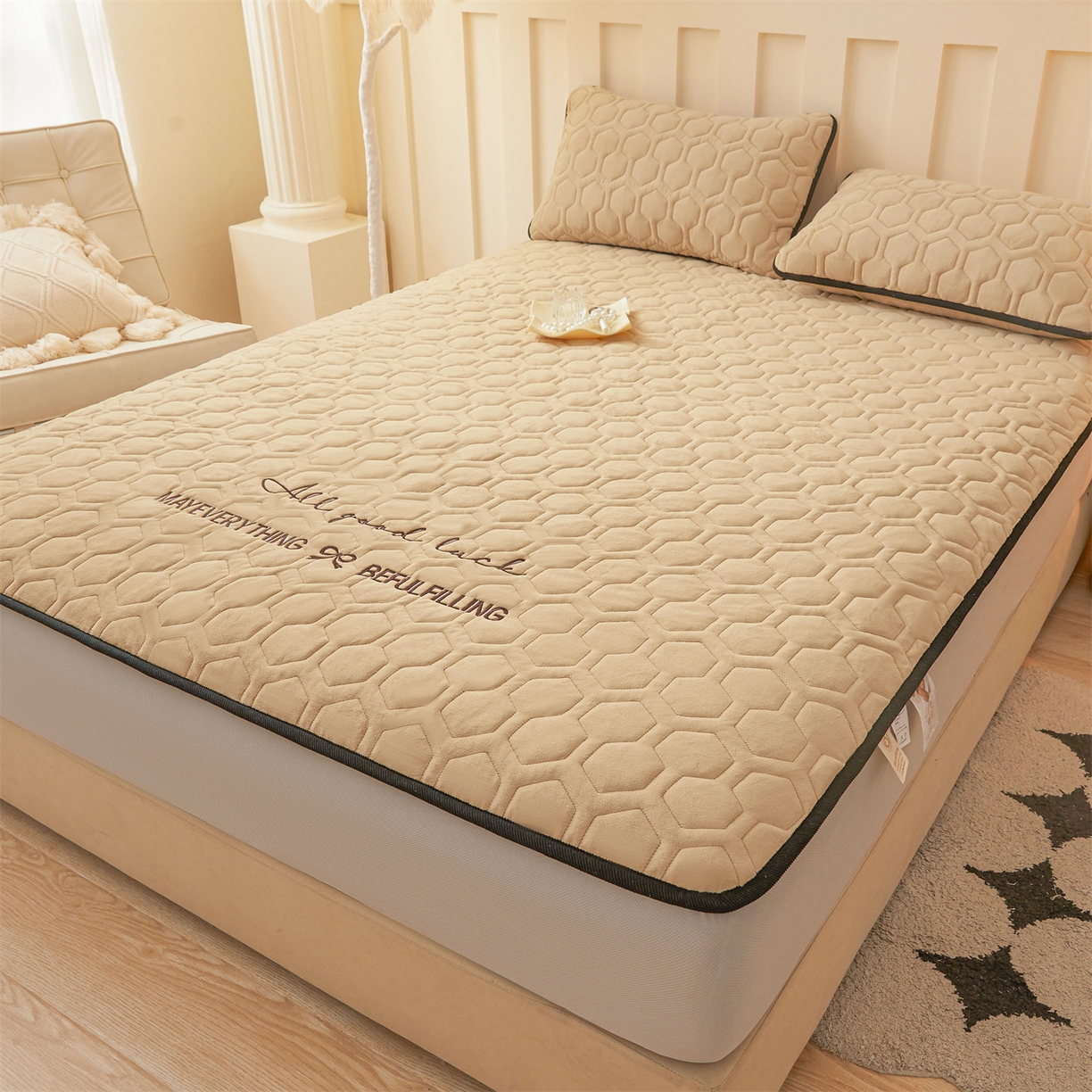 91家纺网 家纺一手货源 找家纺 恒爱家纺 2025新款牛奶绒绗绣绣花床笠 驼色