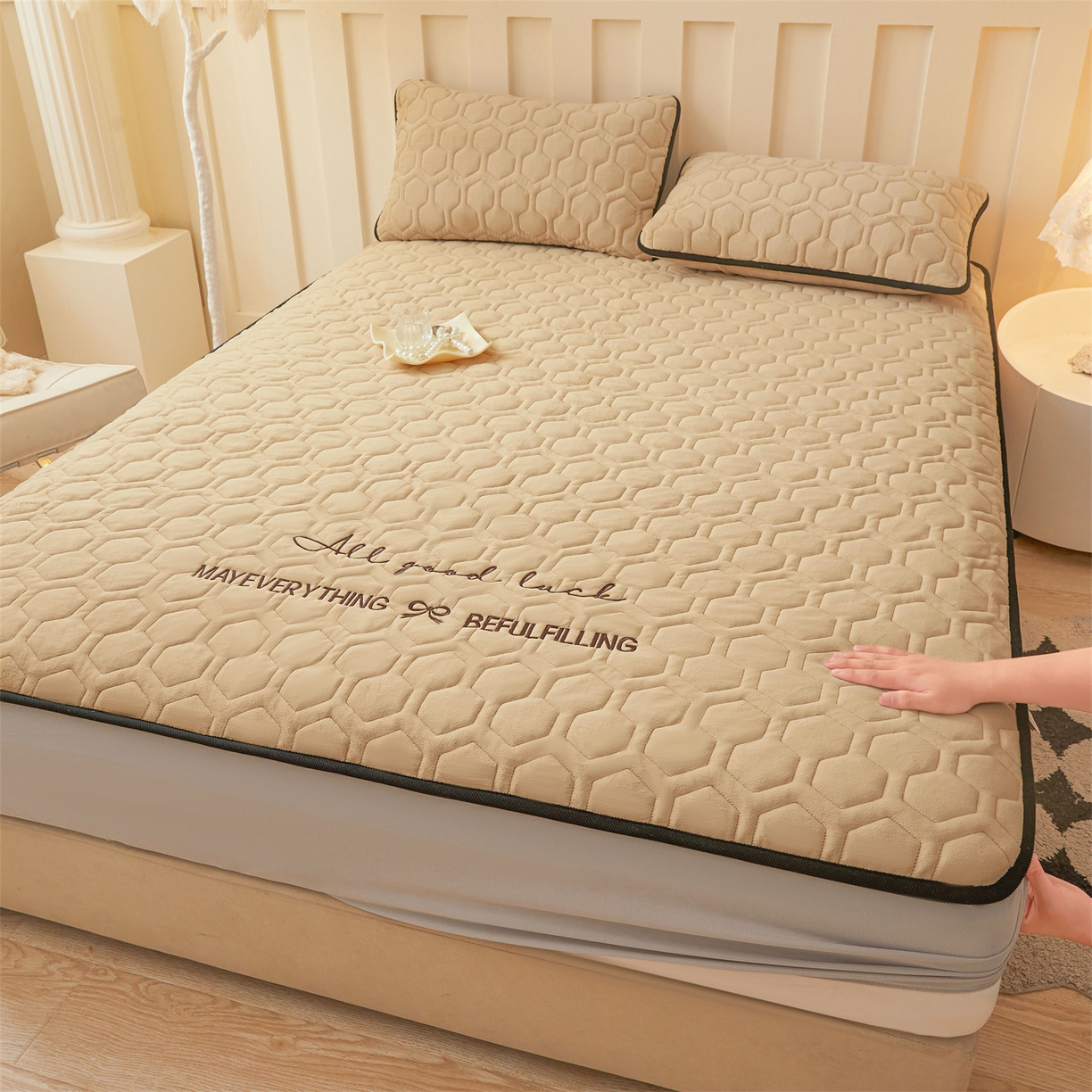 91家纺网 家纺一手货源 找家纺 恒爱家纺 2025新款牛奶绒绗绣绣花床笠 驼色