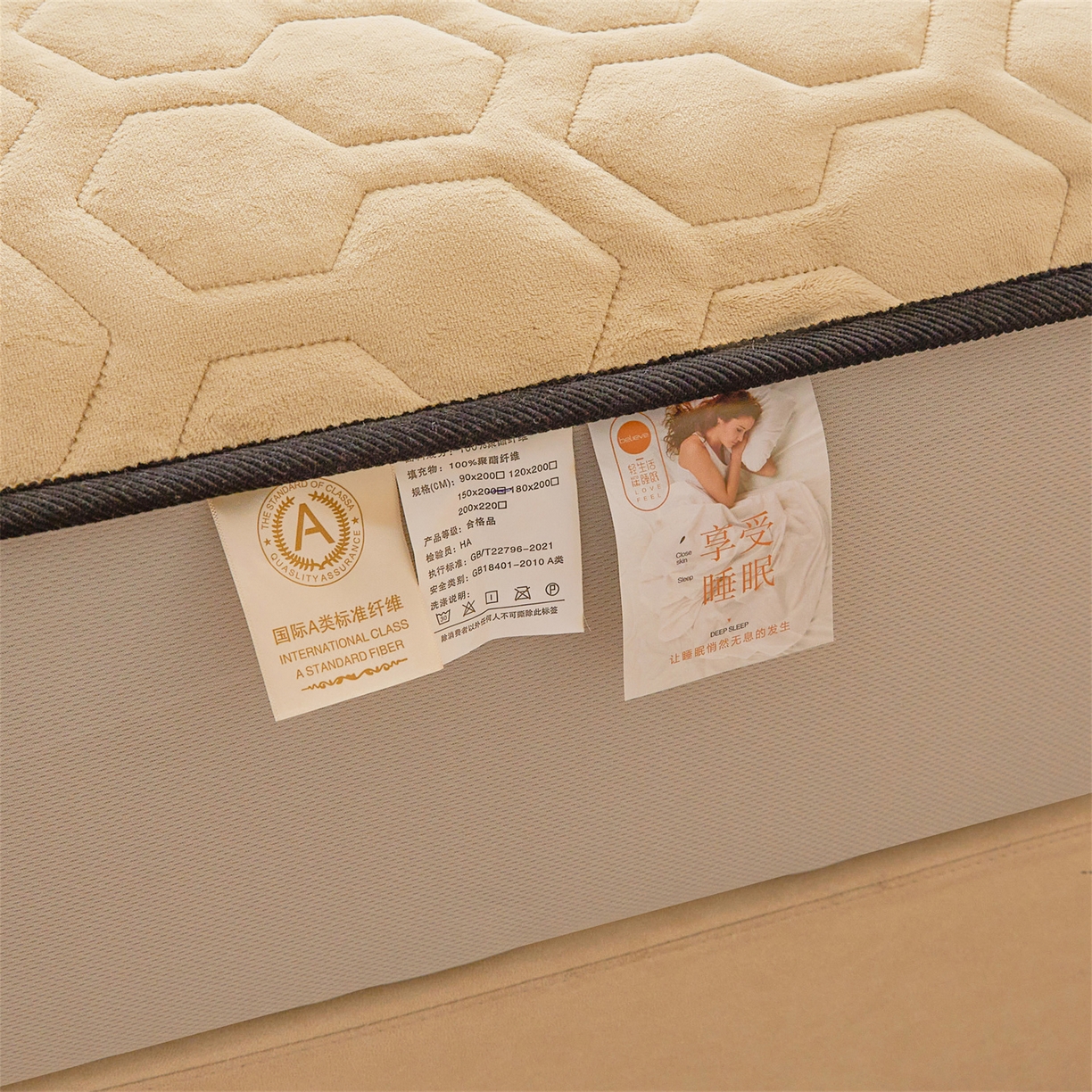 91家纺网 家纺一手货源 找家纺 恒爱家纺 2025新款牛奶绒绗绣绣花床笠 驼色