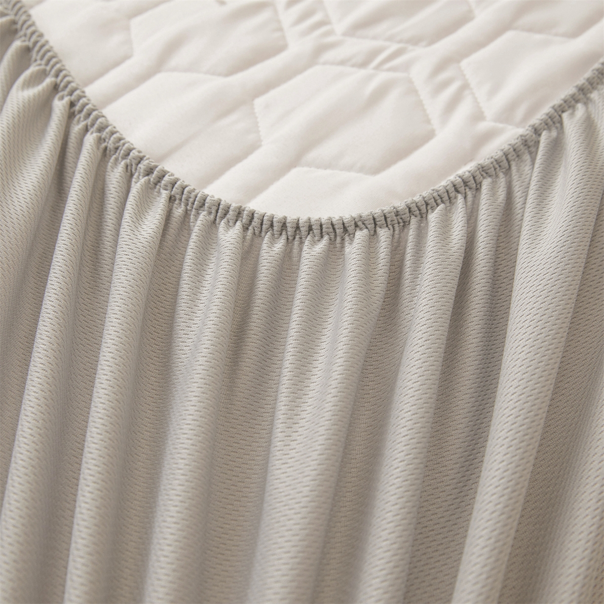 91家纺网 家纺一手货源 找家纺 恒爱家纺 2025新款牛奶绒绗绣绣花床笠 驼色