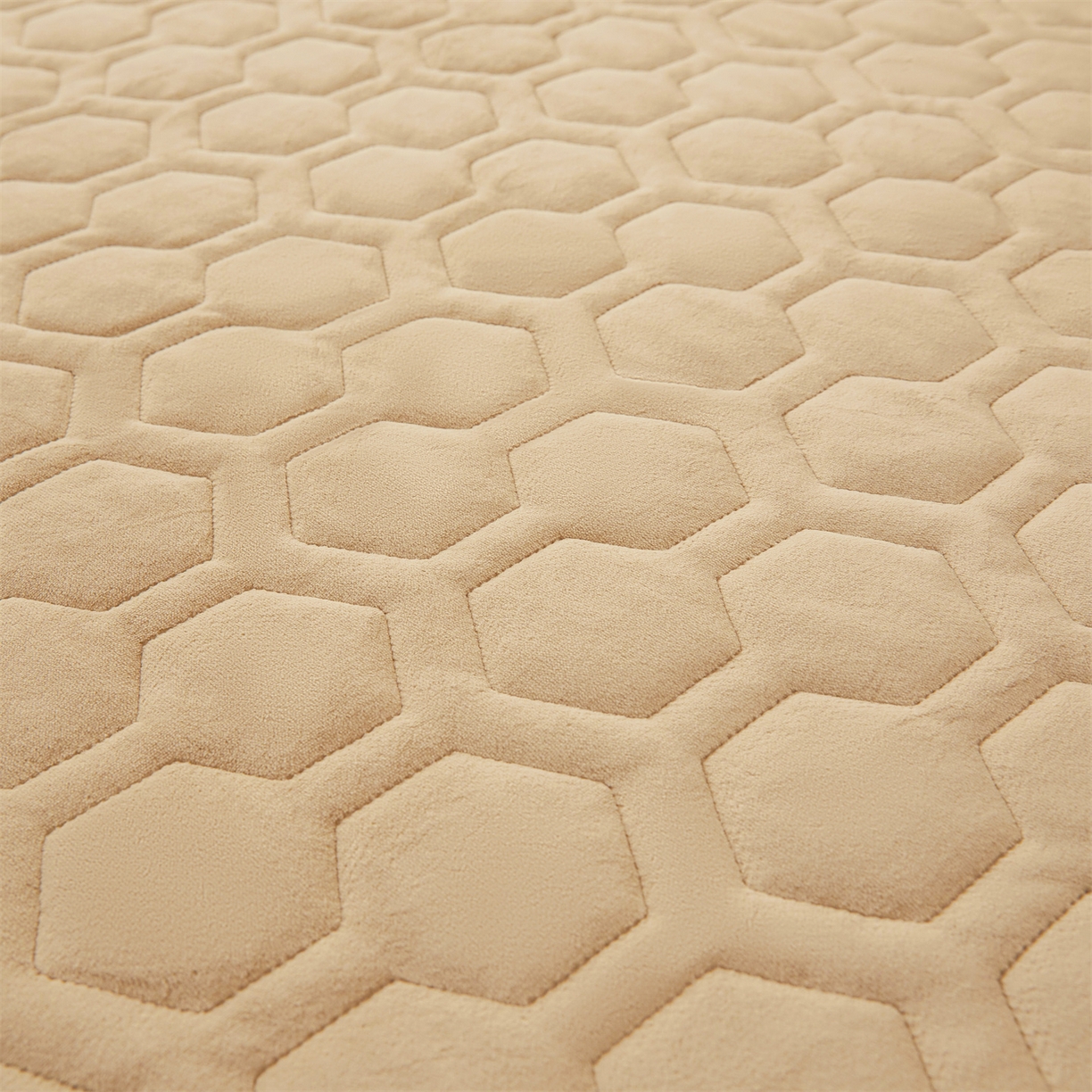 91家纺网 家纺一手货源 找家纺 恒爱家纺 2025新款牛奶绒绗绣绣花床笠 驼色