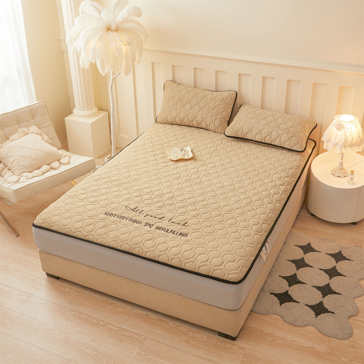 91家纺网 家纺一手货源 找家纺 恒爱家纺 2025新款牛奶绒绗绣绣花床笠 驼色