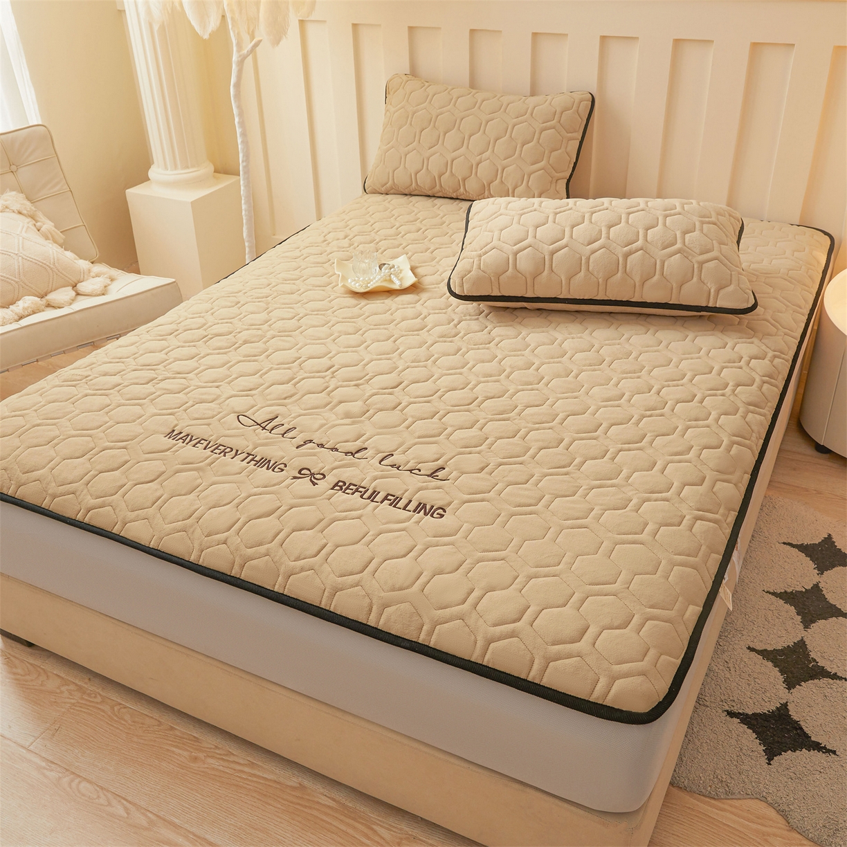 91家纺网 家纺一手货源 找家纺 恒爱家纺 2025新款牛奶绒绗绣绣花床笠 驼色