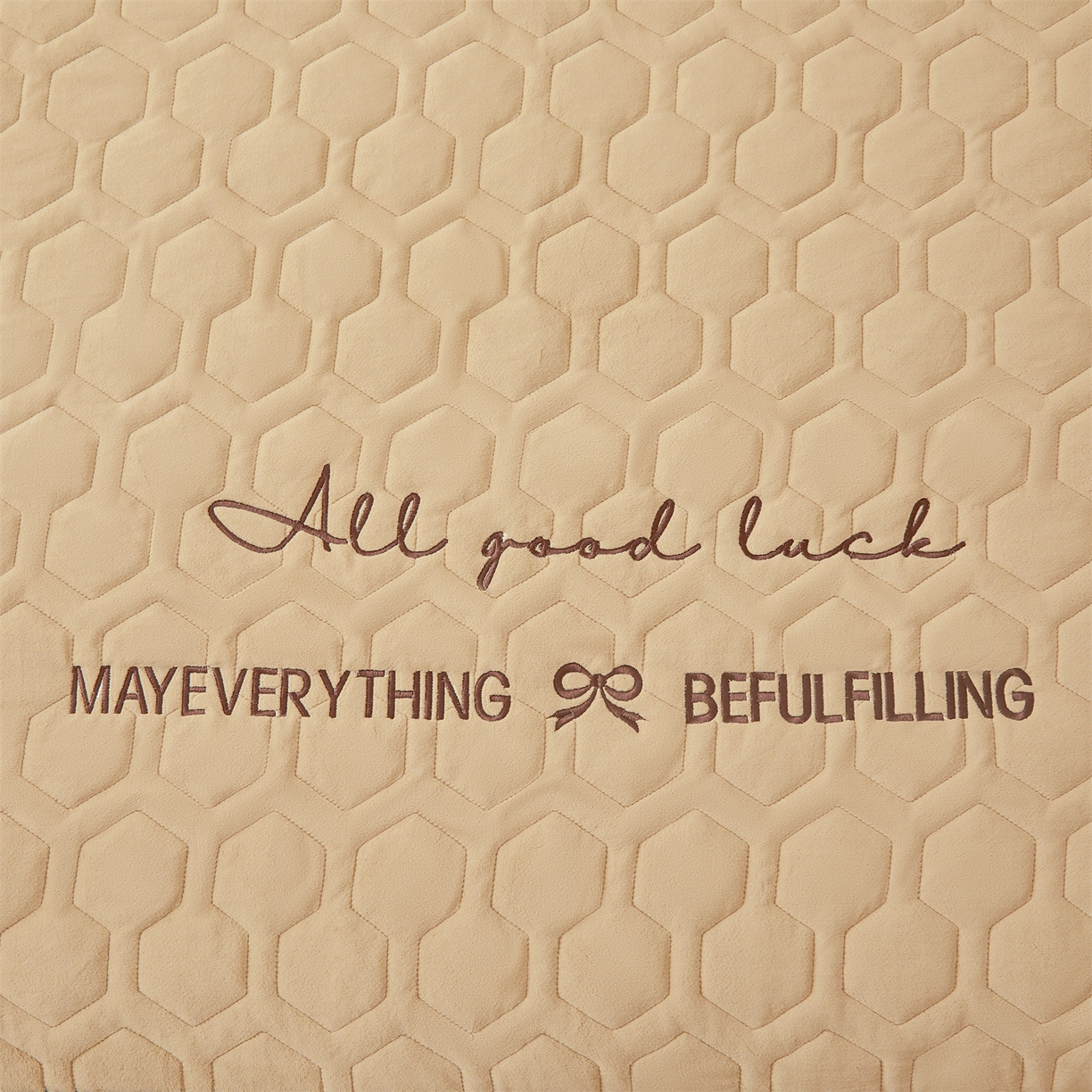 91家纺网 家纺一手货源 找家纺 恒爱家纺 2025新款牛奶绒绗绣绣花床笠 驼色