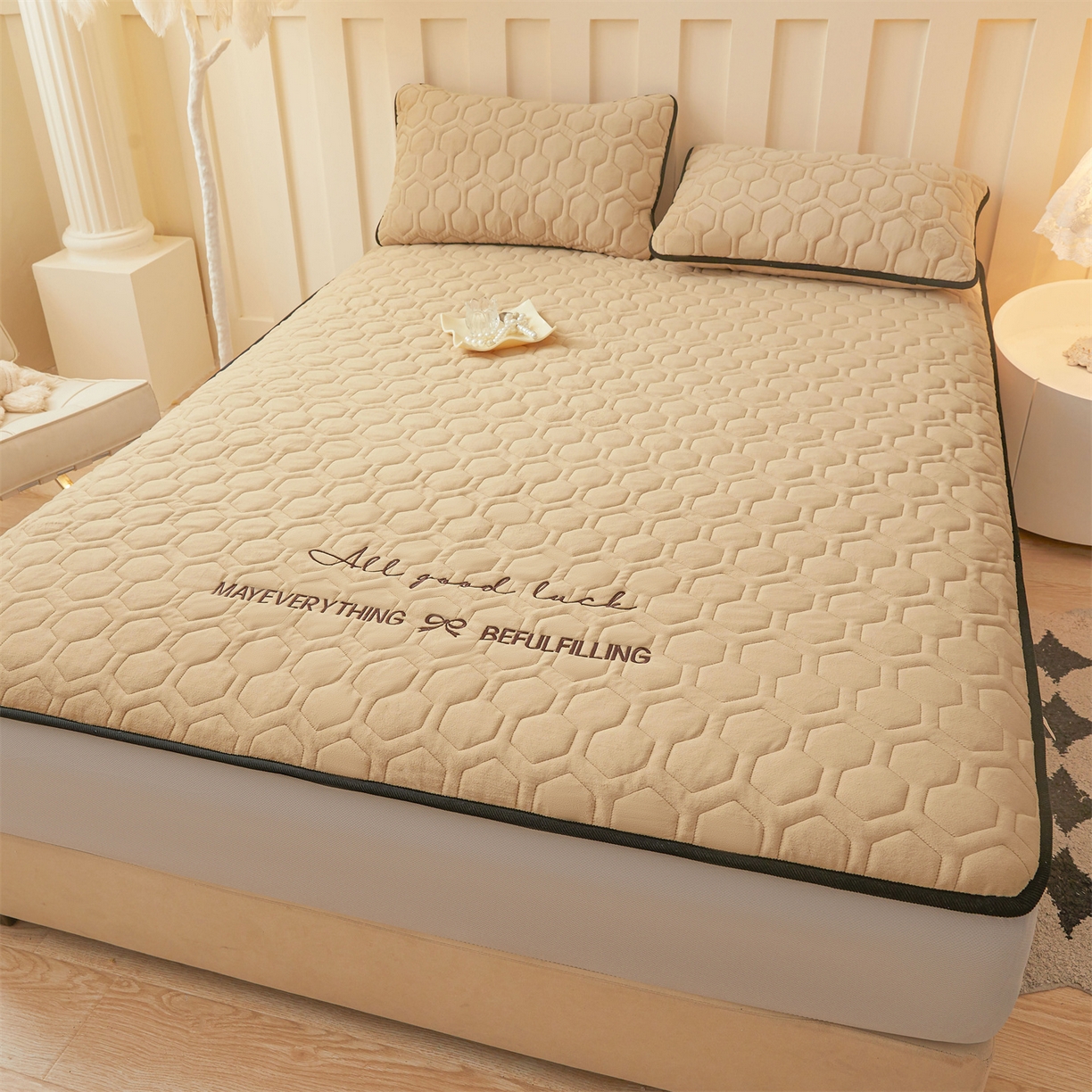 91家纺网 家纺一手货源 找家纺 恒爱家纺 2025新款牛奶绒绗绣绣花床笠 驼色