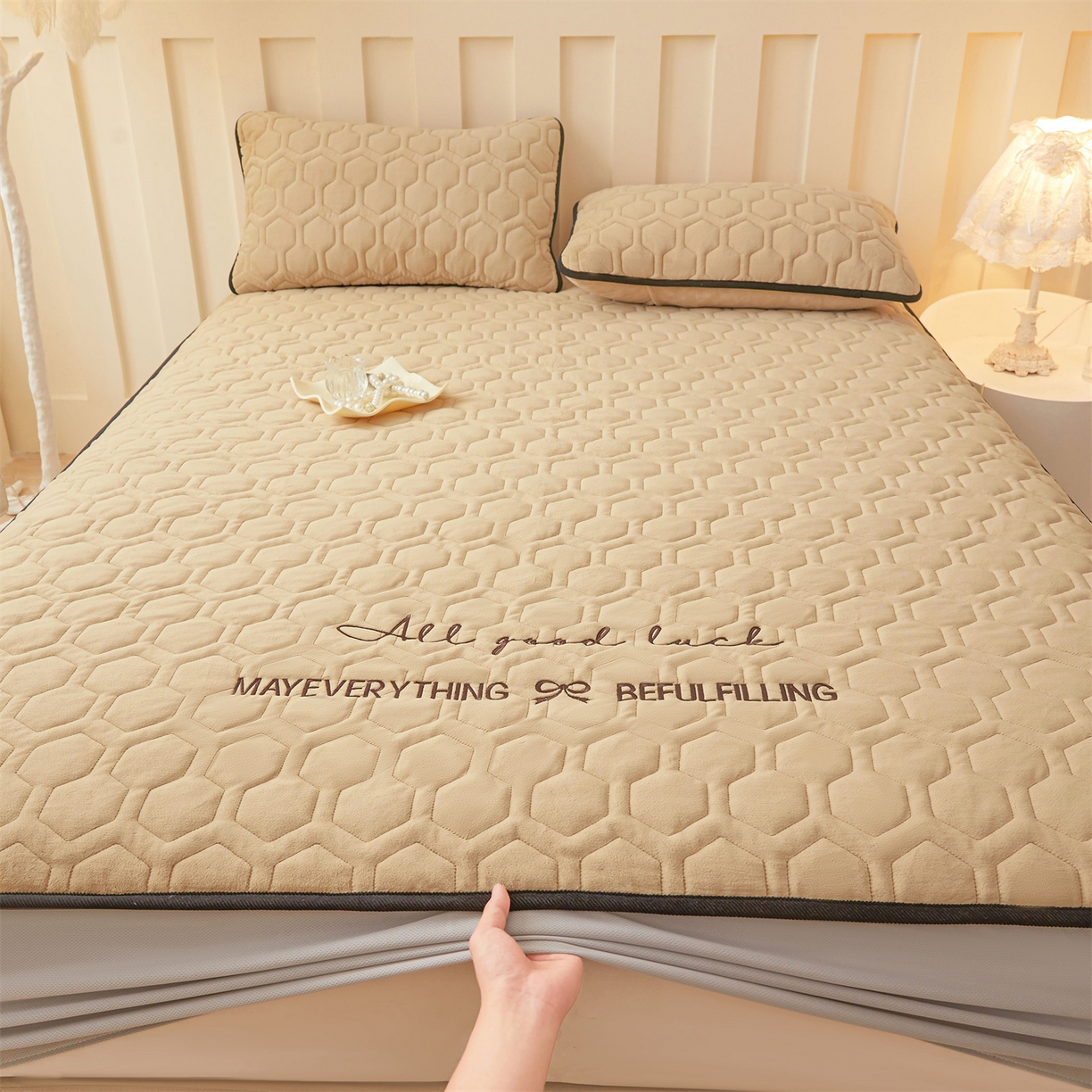 91家纺网 家纺一手货源 找家纺 恒爱家纺 2025新款牛奶绒绗绣绣花床笠 驼色