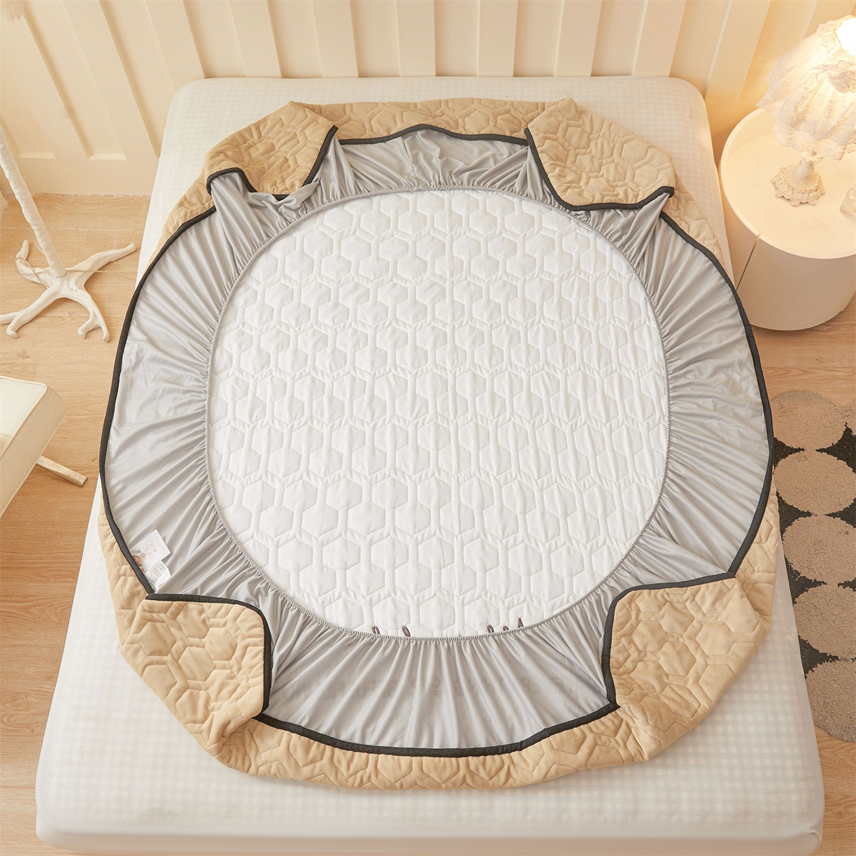 91家纺网 家纺一手货源 找家纺 恒爱家纺 2025新款牛奶绒绗绣绣花床笠 驼色