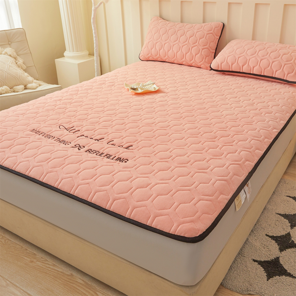 91家纺网 家纺一手货源 找家纺 恒爱家纺 2025新款牛奶绒绗绣绣花床笠 玉色