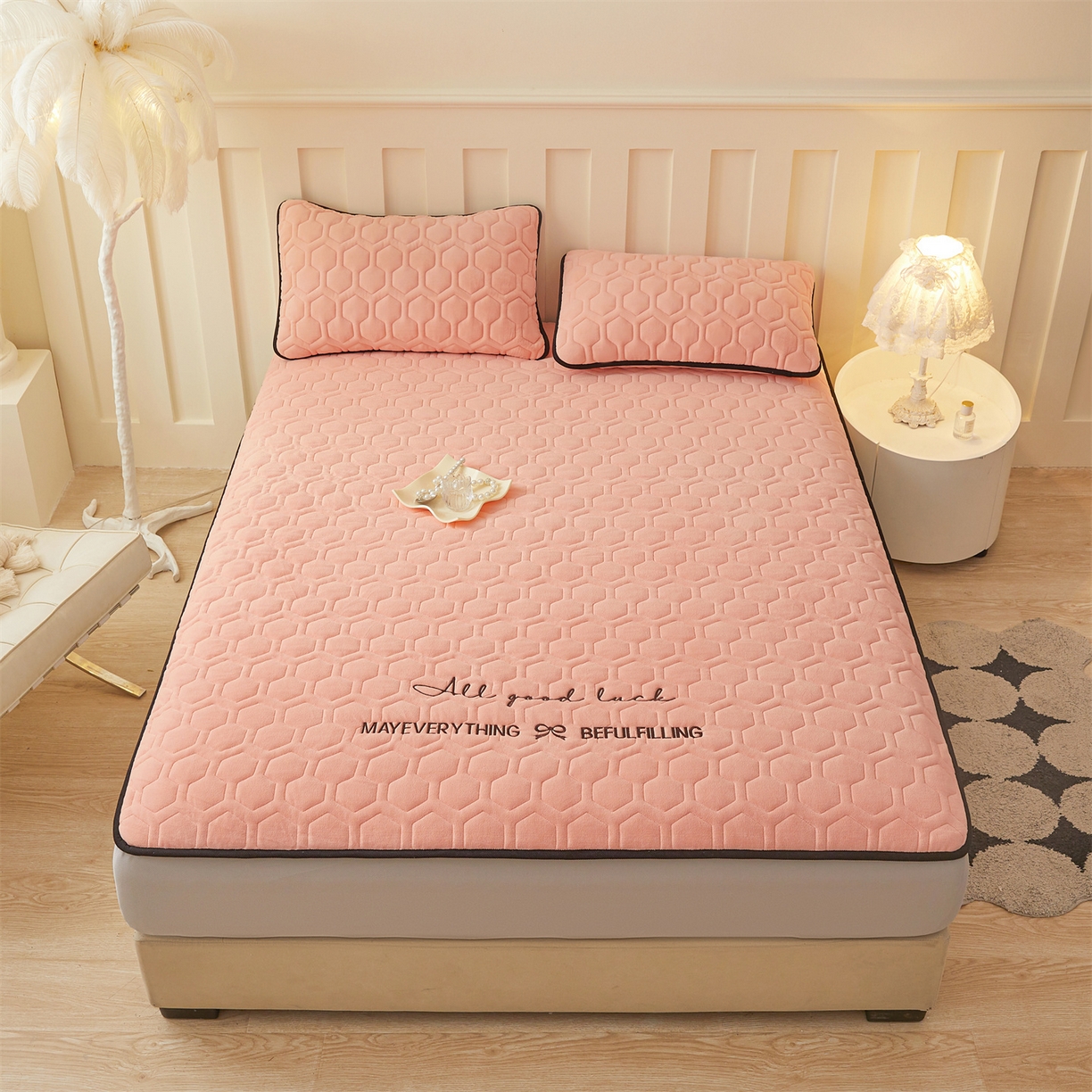 恒爱家纺 2025新款牛奶绒绗绣绣花床笠 玉色