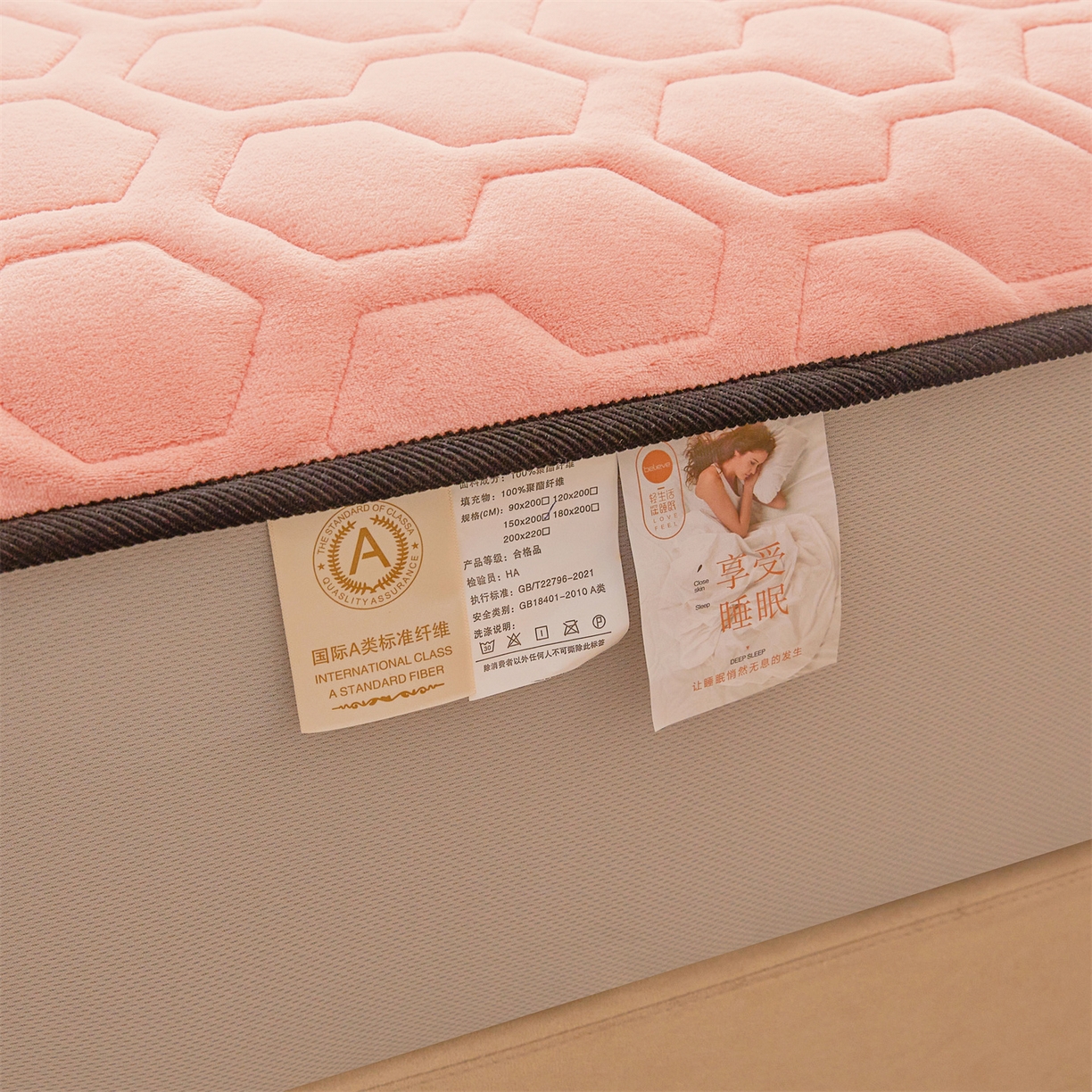 91家纺网 家纺一手货源 找家纺 恒爱家纺 2025新款牛奶绒绗绣绣花床笠 玉色