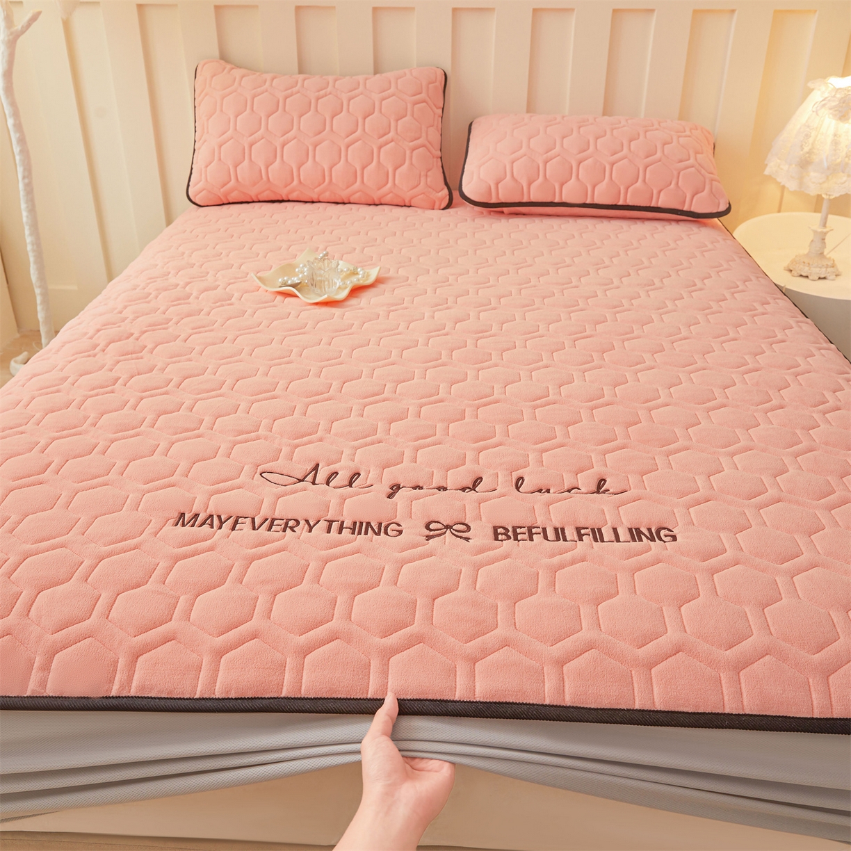 91家纺网 家纺一手货源 找家纺 恒爱家纺 2025新款牛奶绒绗绣绣花床笠 玉色