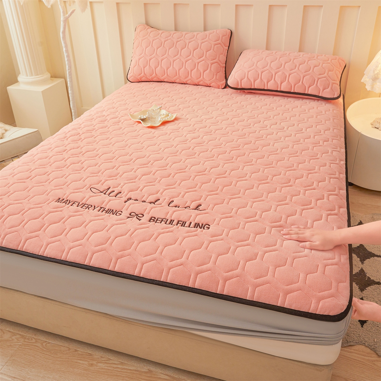 91家纺网 家纺一手货源 找家纺 恒爱家纺 2025新款牛奶绒绗绣绣花床笠 玉色