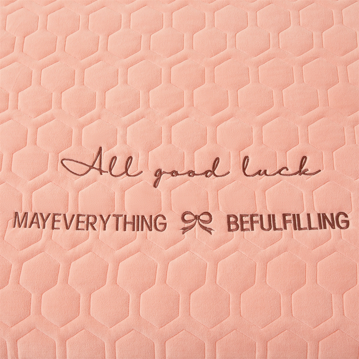 91家纺网 家纺一手货源 找家纺 恒爱家纺 2025新款牛奶绒绗绣绣花床笠 玉色