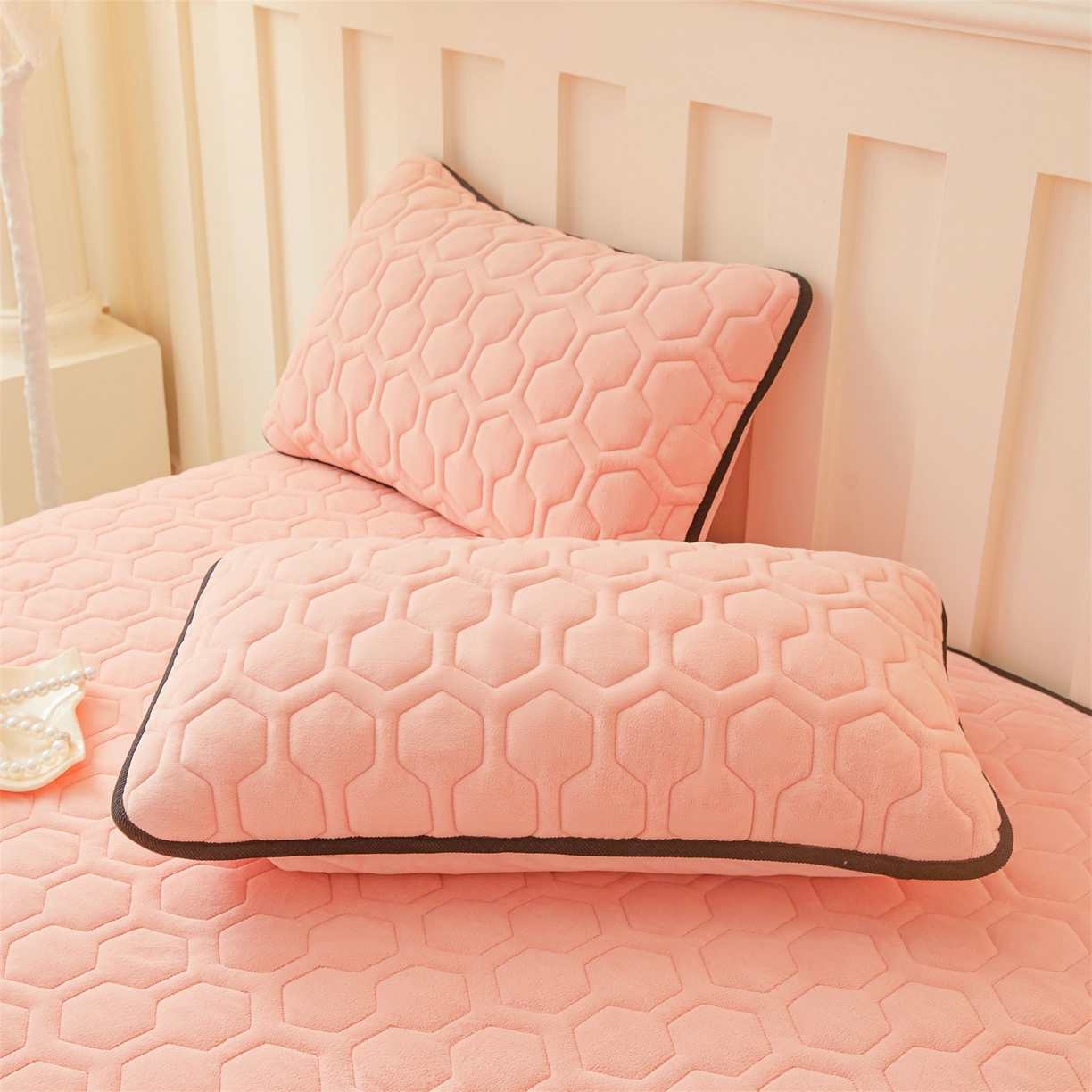 91家纺网 家纺一手货源 找家纺 恒爱家纺 2025新款牛奶绒绗绣绣花床笠 玉色