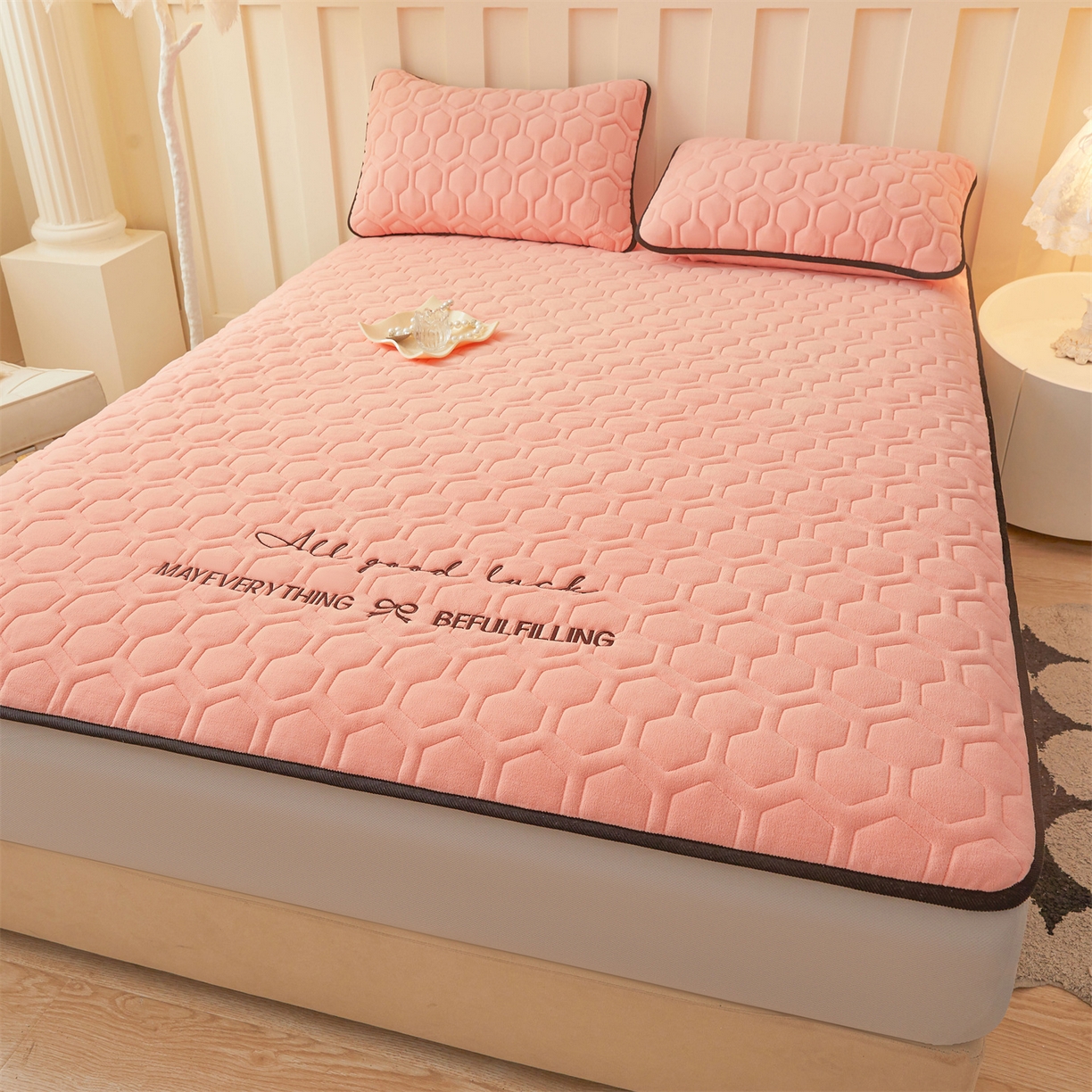 91家纺网 家纺一手货源 找家纺 恒爱家纺 2025新款牛奶绒绗绣绣花床笠 玉色