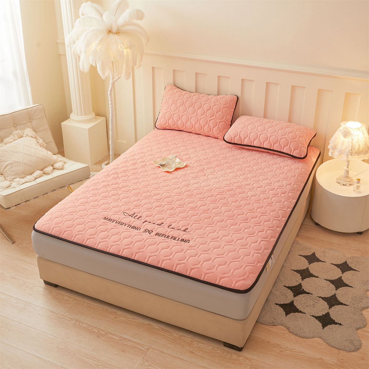 91家纺网 家纺一手货源 找家纺 恒爱家纺 2025新款牛奶绒绗绣绣花床笠 玉色