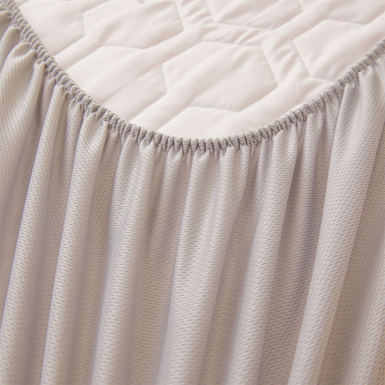 91家纺网 家纺一手货源 找家纺 恒爱家纺 2025新款牛奶绒绗绣绣花床笠 玉色