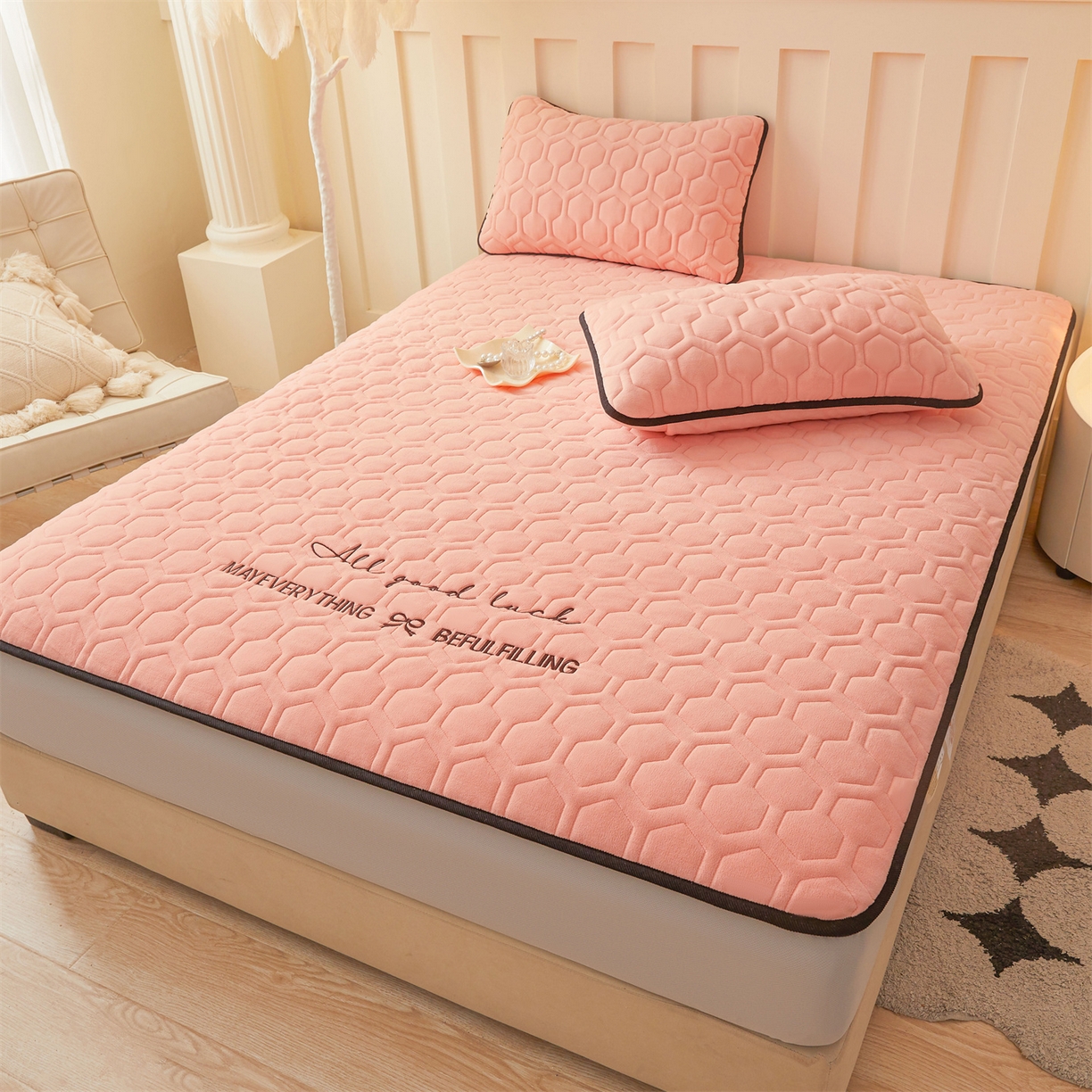 91家纺网 家纺一手货源 找家纺 恒爱家纺 2025新款牛奶绒绗绣绣花床笠 玉色