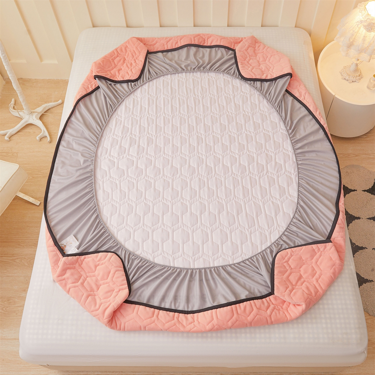 91家纺网 家纺一手货源 找家纺 恒爱家纺 2025新款牛奶绒绗绣绣花床笠 玉色