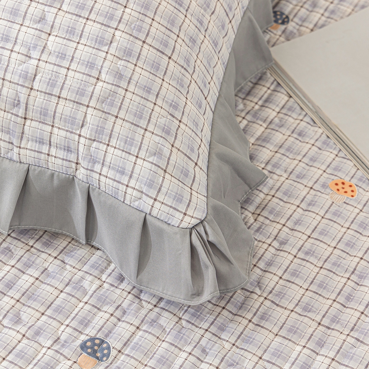 91家纺网 家纺一手货源 找家纺 美优兰 2025新款全棉防滑榻榻米炕垫纯棉床盖三件套 蘑菇格