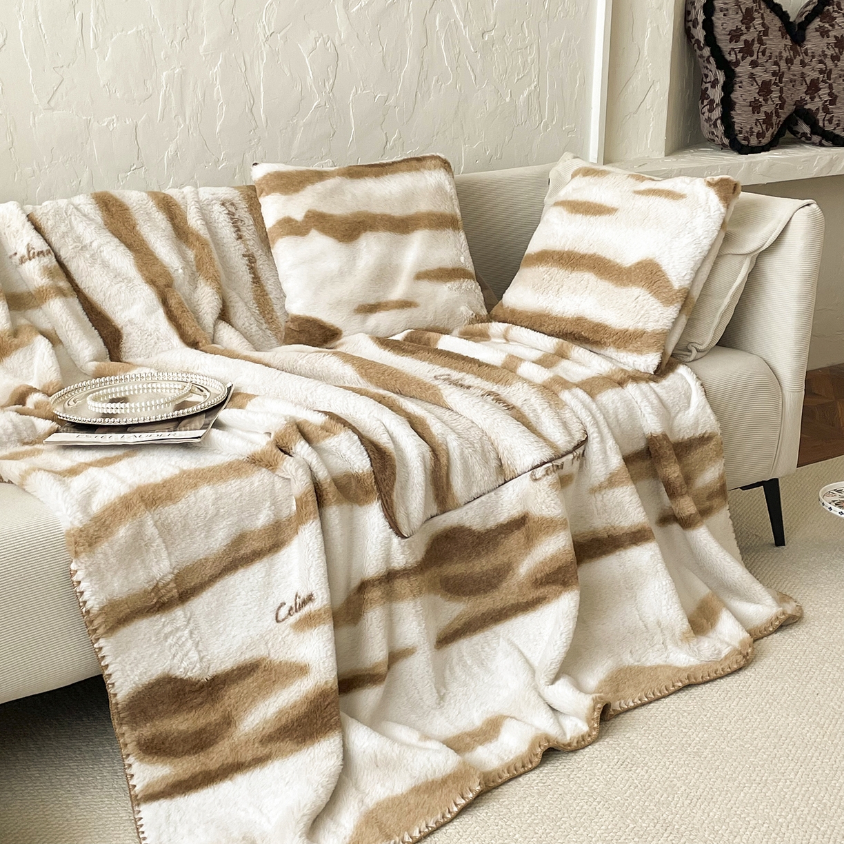 91家纺网 家纺一手货源 找家纺 （总）番茄+ 2025新款美拉德兔毛印花抱枕毯抱枕被