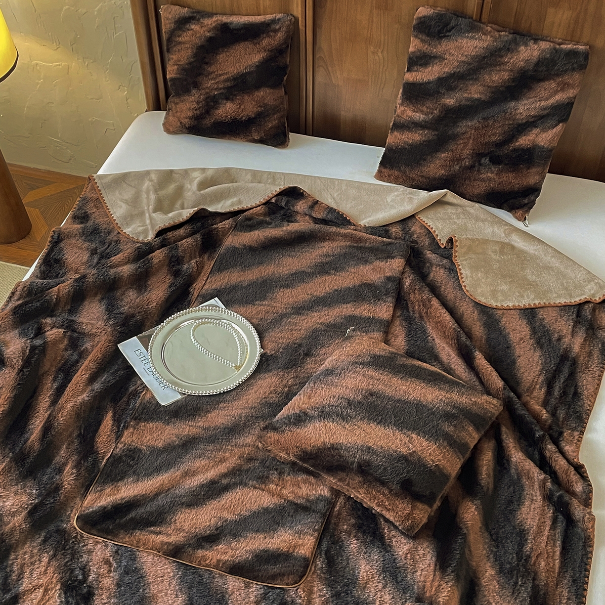 91家纺网 家纺一手货源 找家纺 （总）番茄+ 2025新款美拉德兔毛印花抱枕毯抱枕被