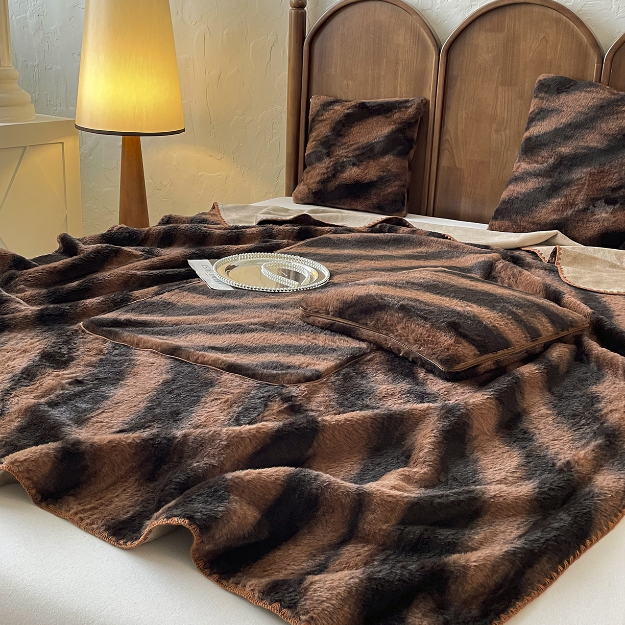 91家纺网 家纺一手货源 找家纺 （总）番茄+ 2025新款美拉德兔毛印花抱枕毯抱枕被