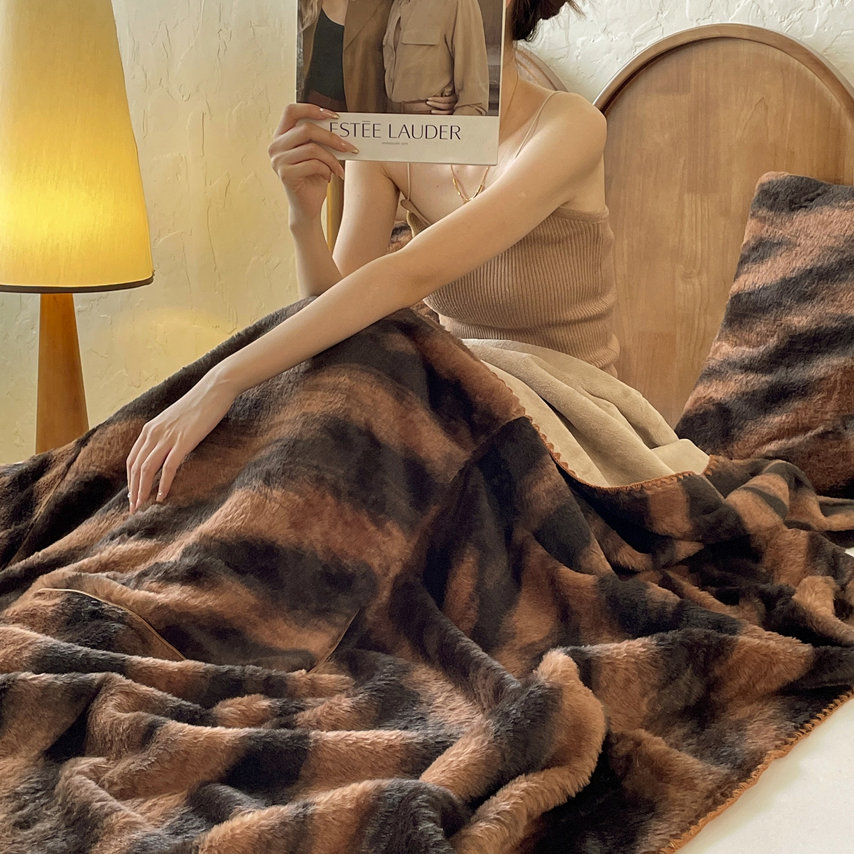 91家纺网 家纺一手货源 找家纺 （总）番茄+ 2025新款美拉德兔毛印花抱枕毯抱枕被