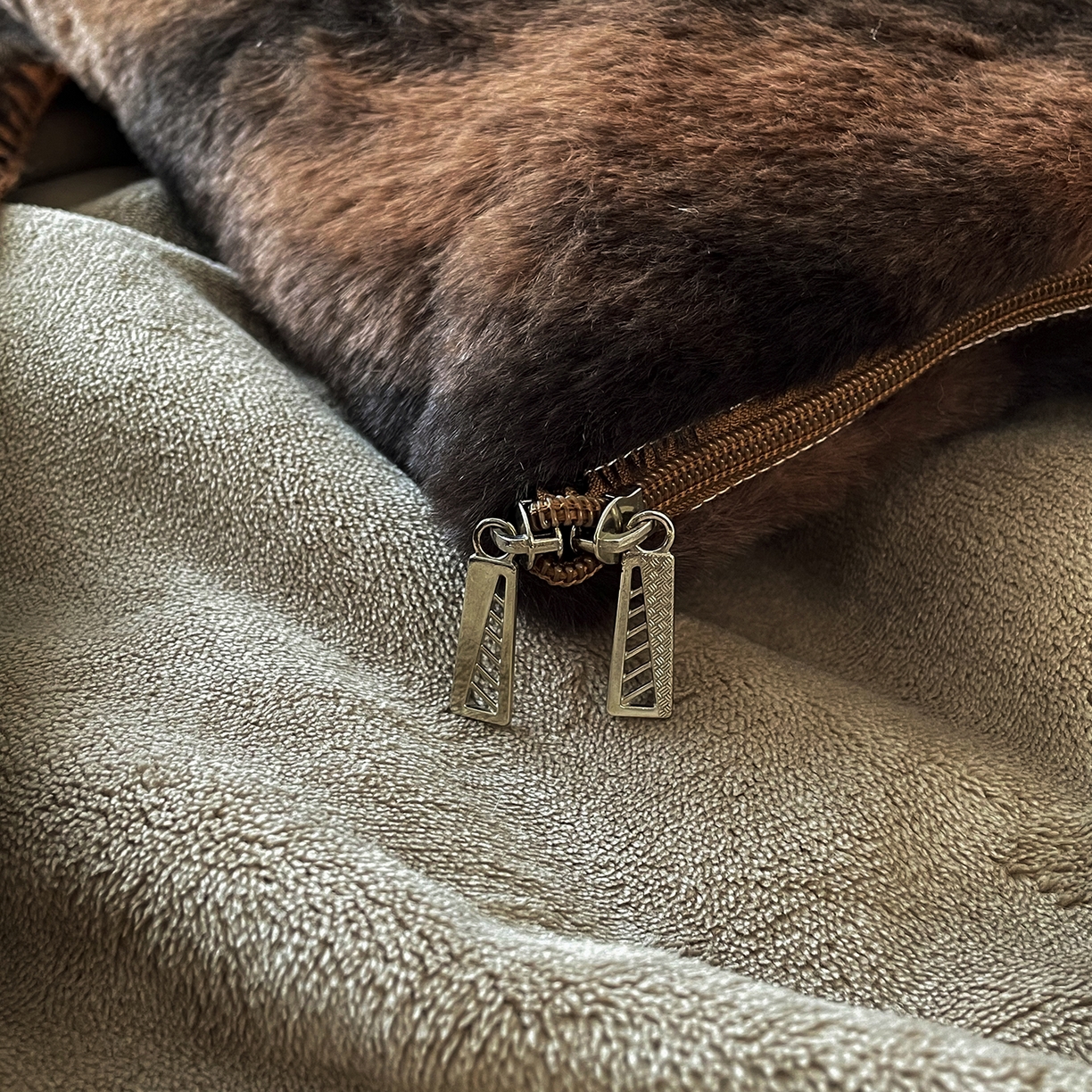 91家纺网 家纺一手货源 找家纺 （总）番茄+ 2025新款美拉德兔毛印花抱枕毯抱枕被