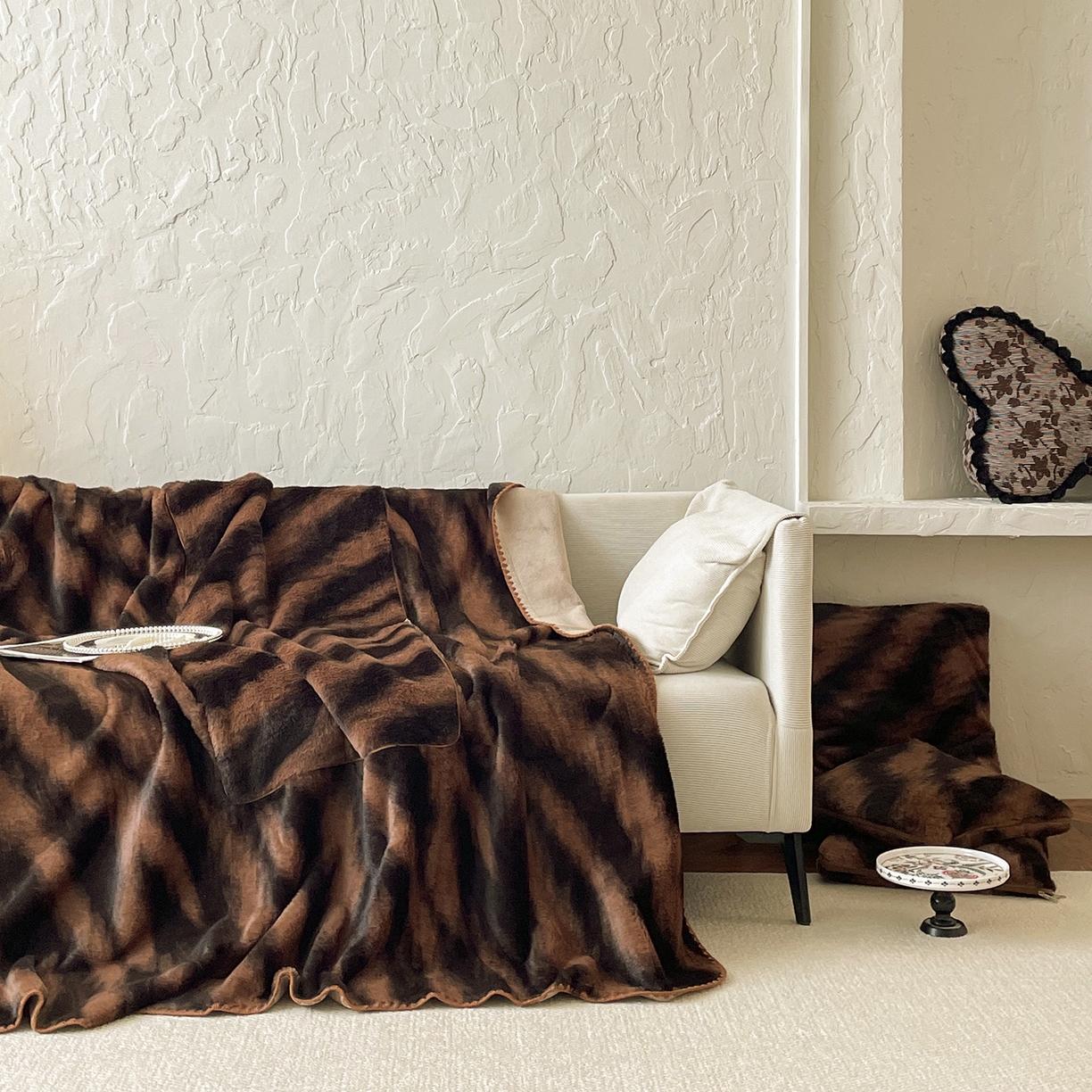 91家纺网 家纺一手货源 找家纺 （总）番茄+ 2025新款美拉德兔毛印花抱枕毯抱枕被