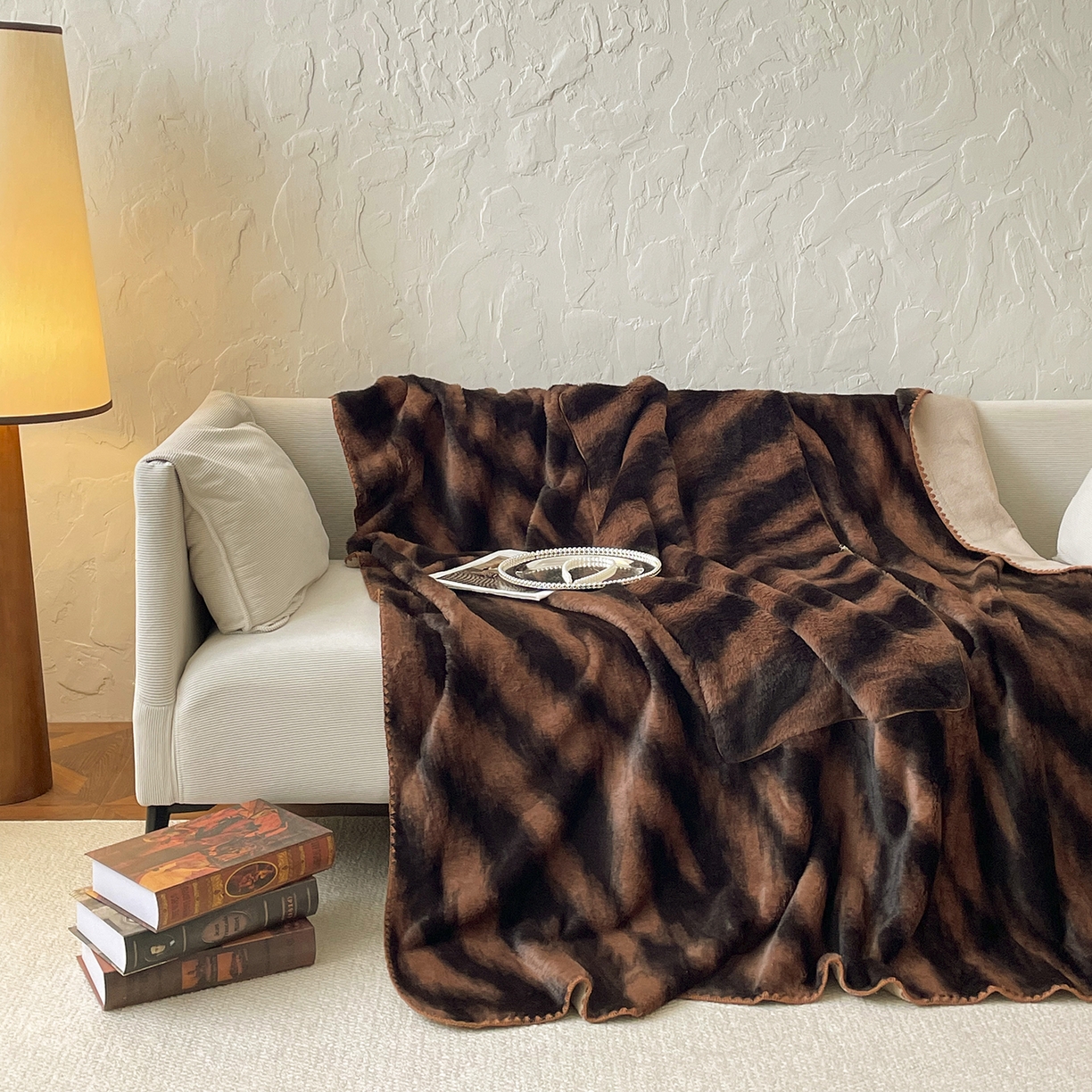 91家纺网 家纺一手货源 找家纺 （总）番茄+ 2025新款美拉德兔毛印花抱枕毯抱枕被