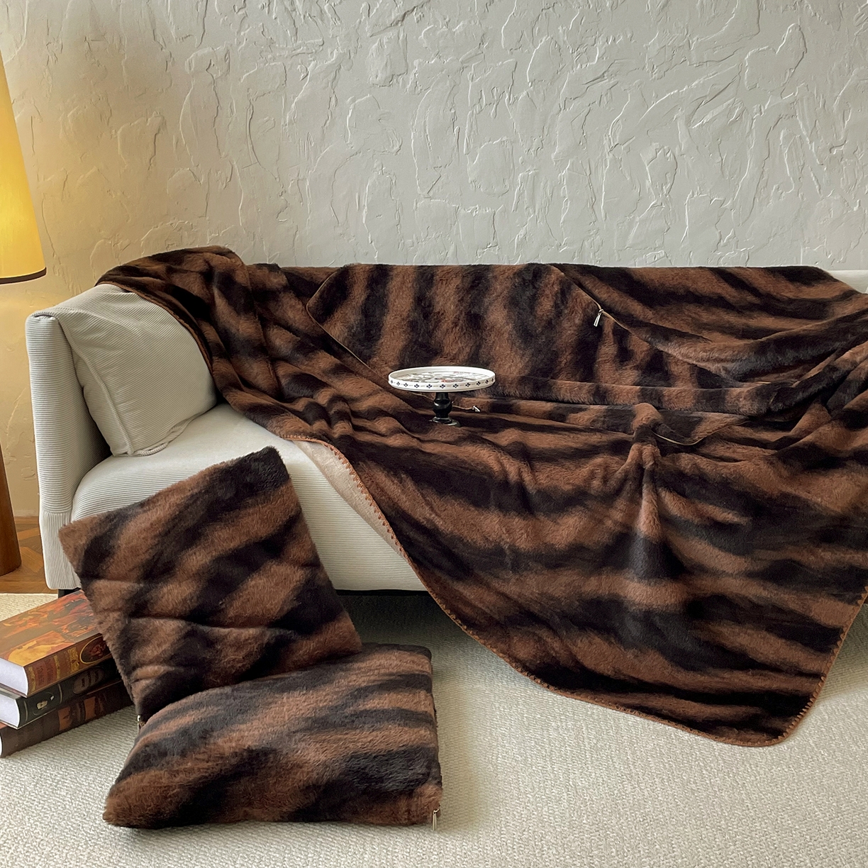 91家纺网 家纺一手货源 找家纺 （总）番茄+ 2025新款美拉德兔毛印花抱枕毯抱枕被