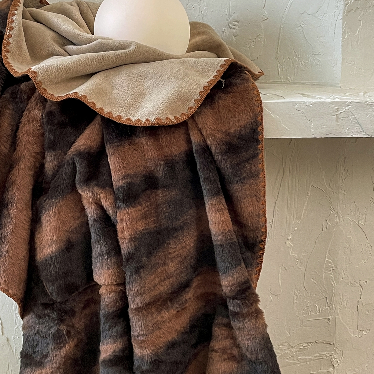 91家纺网 家纺一手货源 找家纺 （总）番茄+ 2025新款美拉德兔毛印花抱枕毯抱枕被