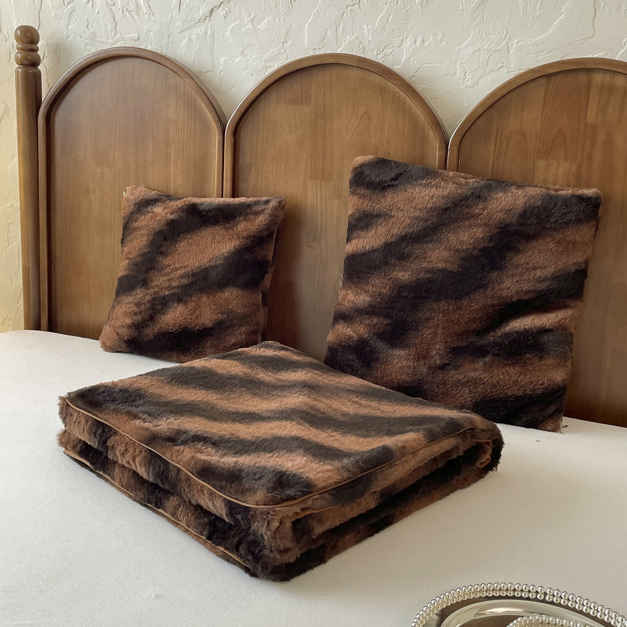 91家纺网 家纺一手货源 找家纺 （总）番茄+ 2025新款美拉德兔毛印花抱枕毯抱枕被