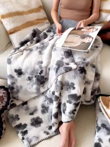 91家纺网 家纺一手货源 找家纺 （总）番茄+ 2025新款美拉德兔毛印花抱枕毯抱枕被