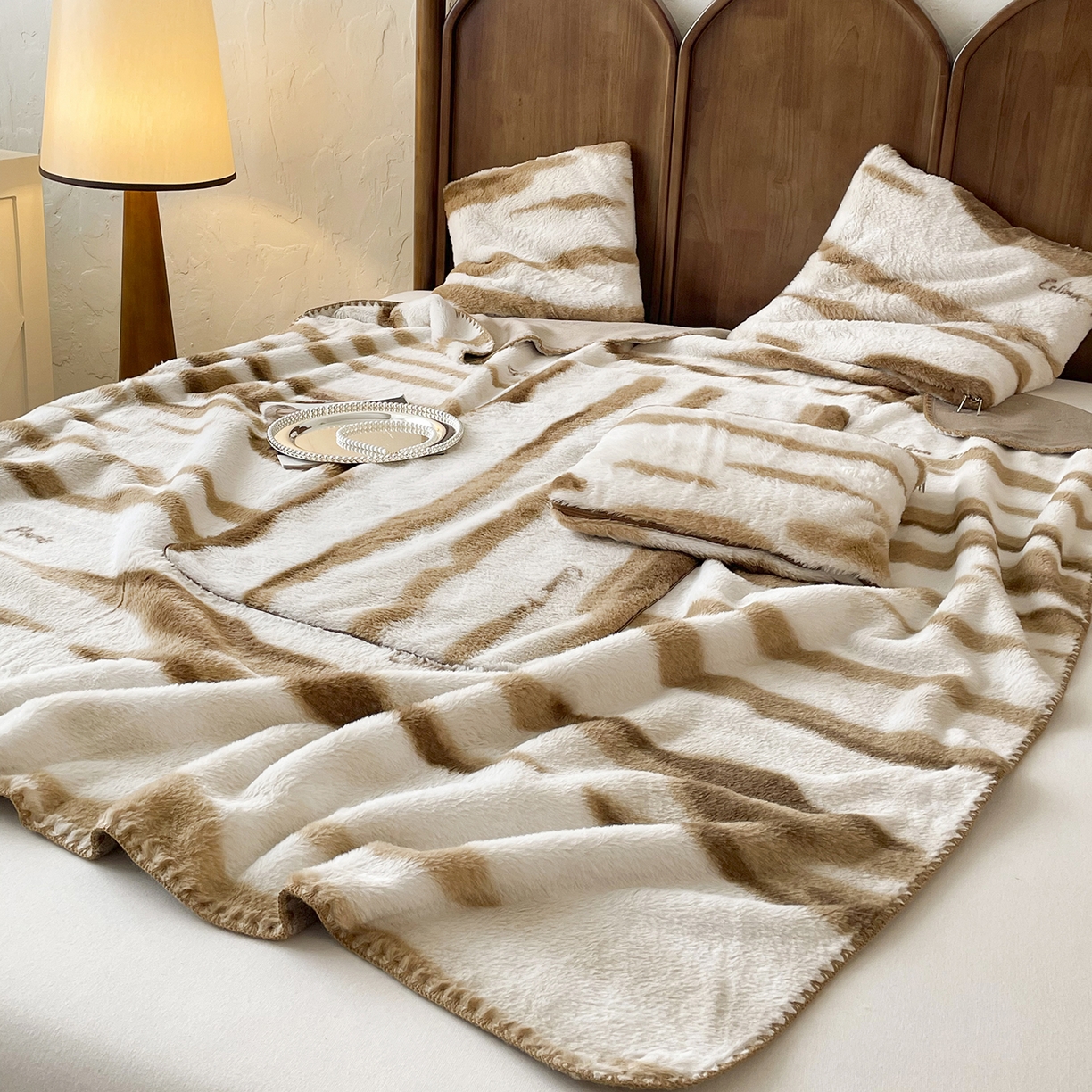 91家纺网 家纺一手货源 找家纺 番茄+ 2025新款美拉德兔毛印花抱枕毯抱枕被 美拉德_卡其白