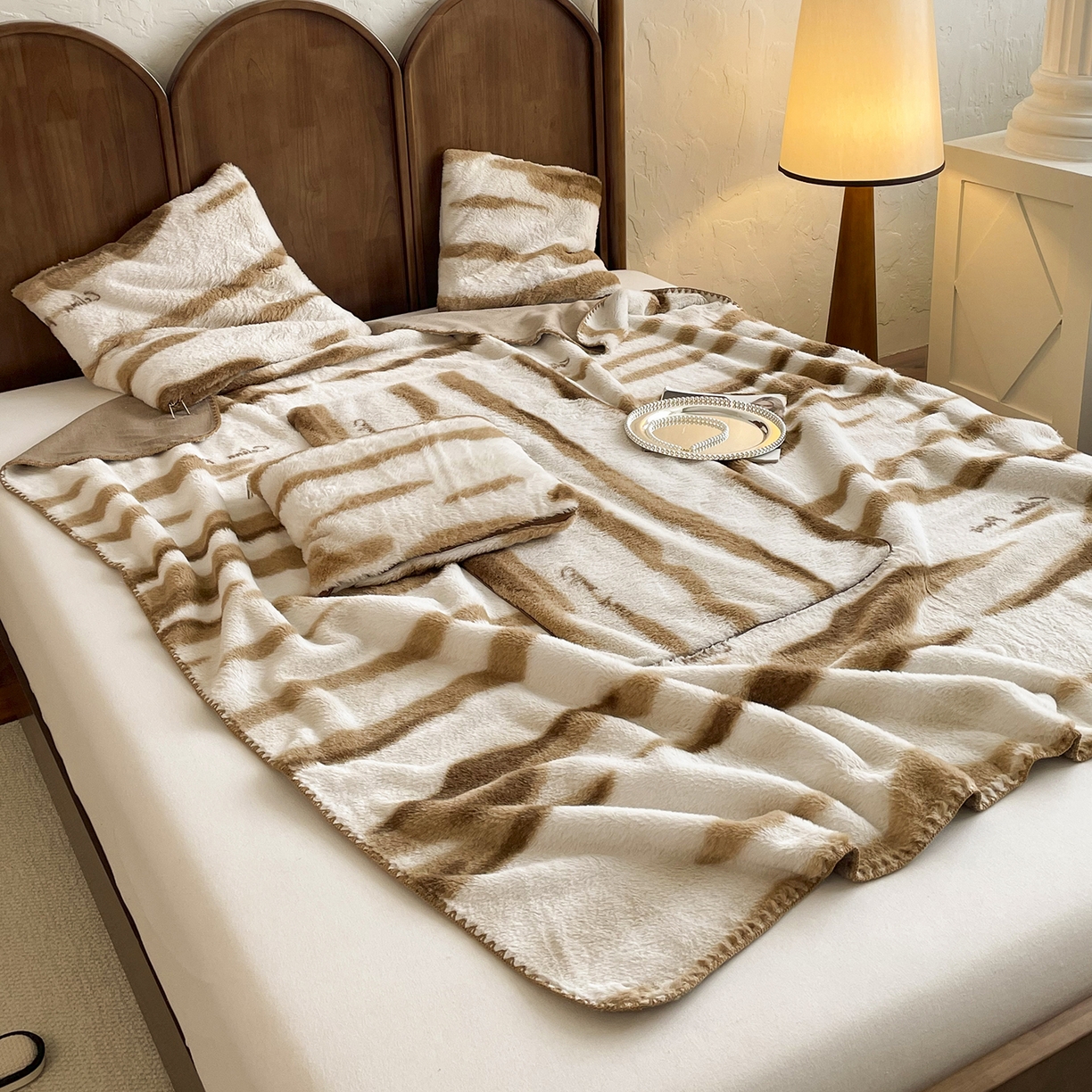 91家纺网 家纺一手货源 找家纺 番茄+ 2025新款美拉德兔毛印花抱枕毯抱枕被 美拉德_卡其白