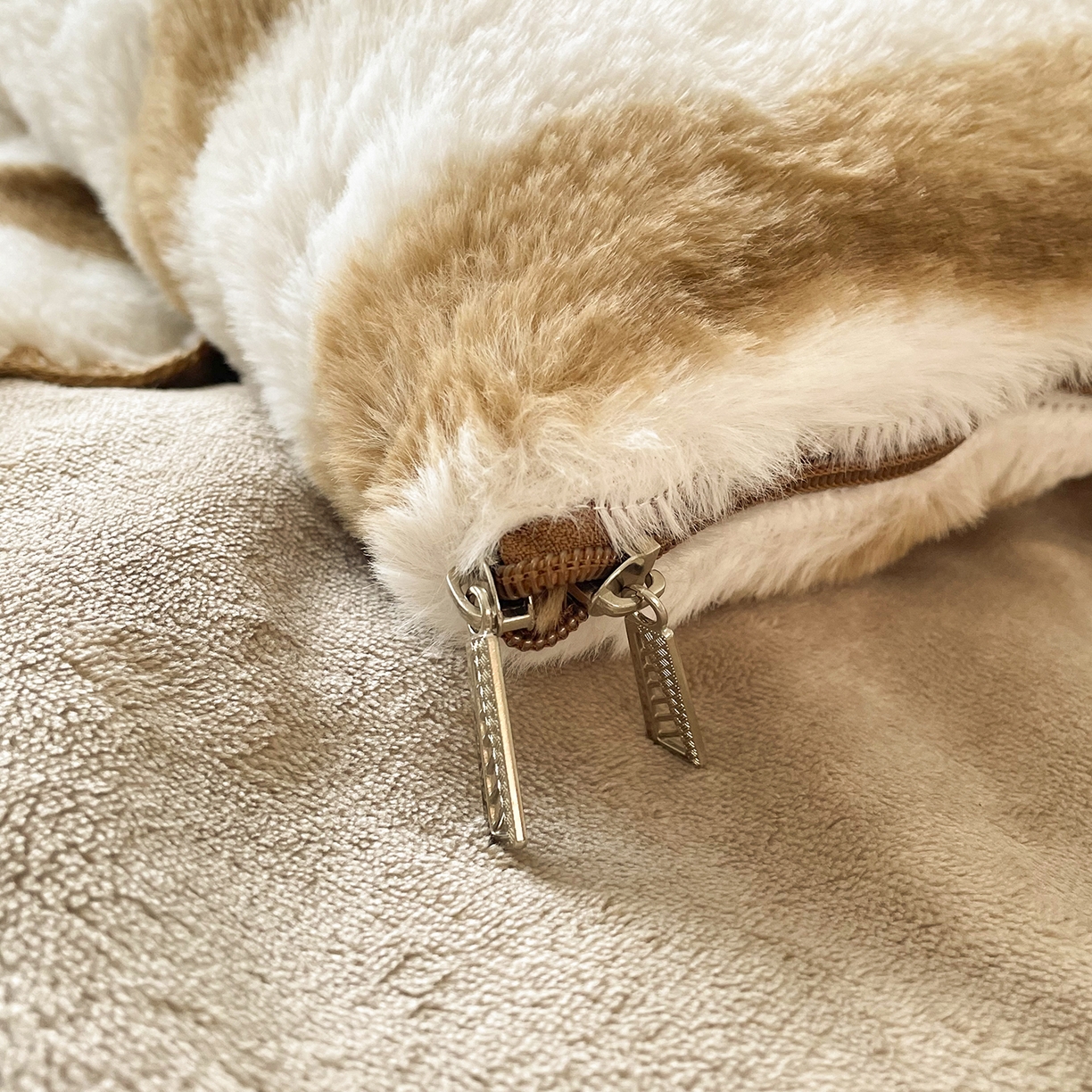 91家纺网 家纺一手货源 找家纺 番茄+ 2025新款美拉德兔毛印花抱枕毯抱枕被 美拉德_卡其白