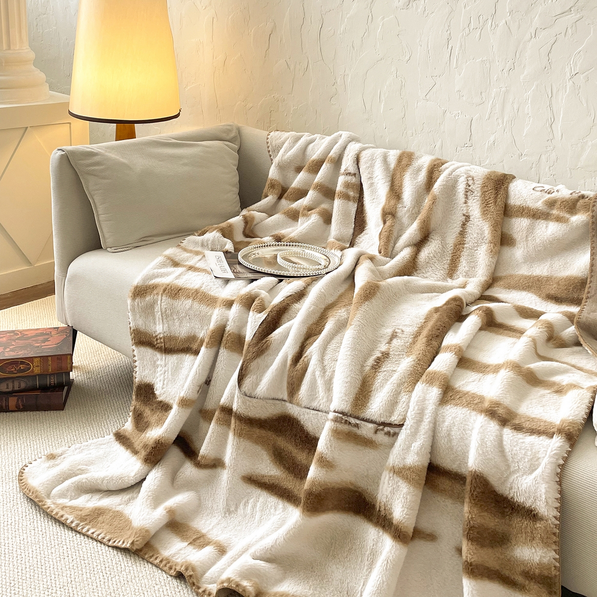 91家纺网 家纺一手货源 找家纺 番茄+ 2025新款美拉德兔毛印花抱枕毯抱枕被 美拉德_卡其白