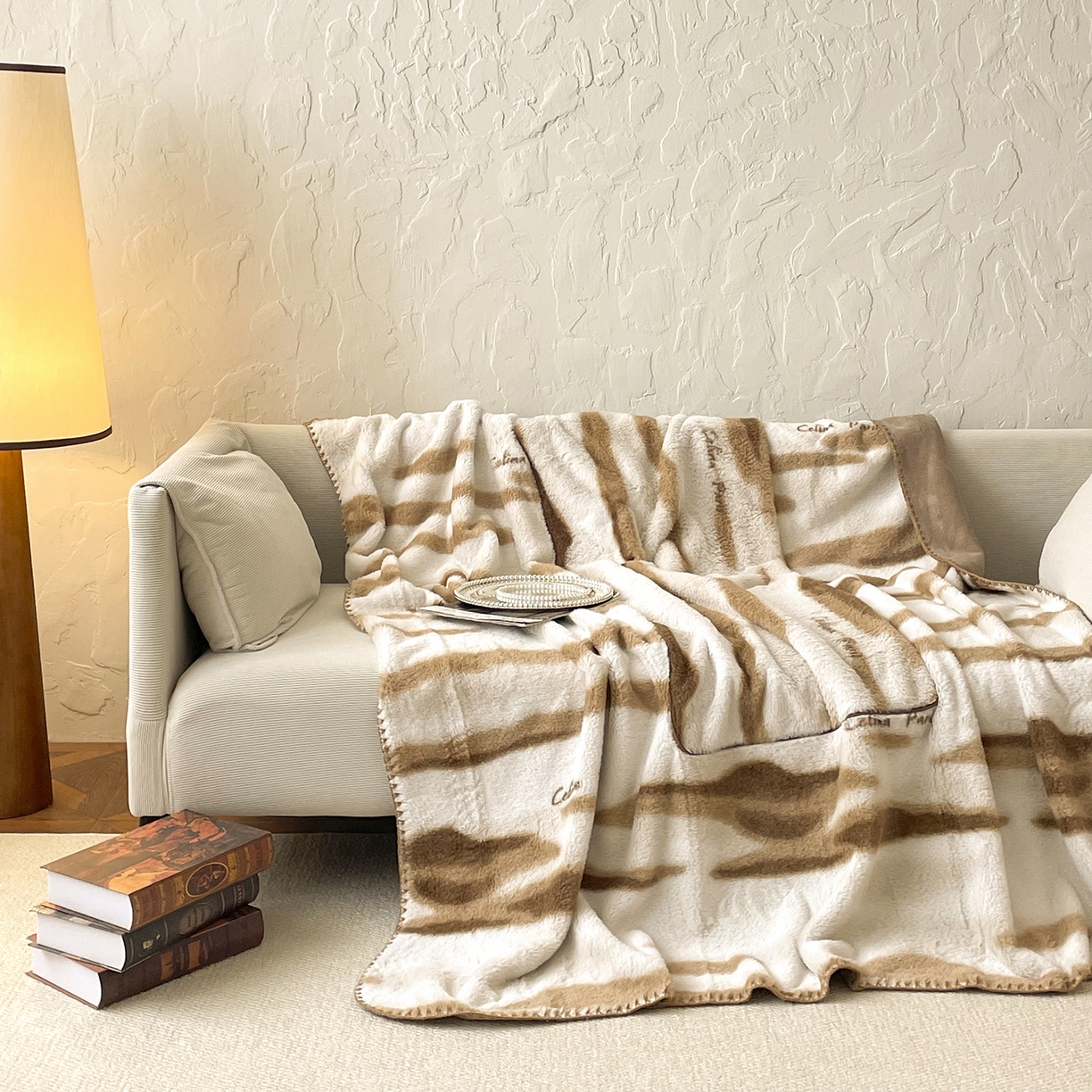 91家纺网 家纺一手货源 找家纺 番茄+ 2025新款美拉德兔毛印花抱枕毯抱枕被 美拉德_卡其白