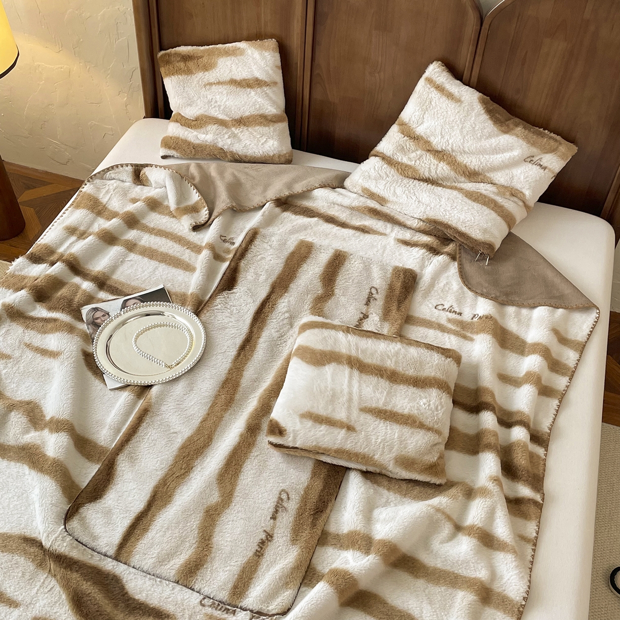 91家纺网 家纺一手货源 找家纺 番茄+ 2025新款美拉德兔毛印花抱枕毯抱枕被 美拉德_卡其白